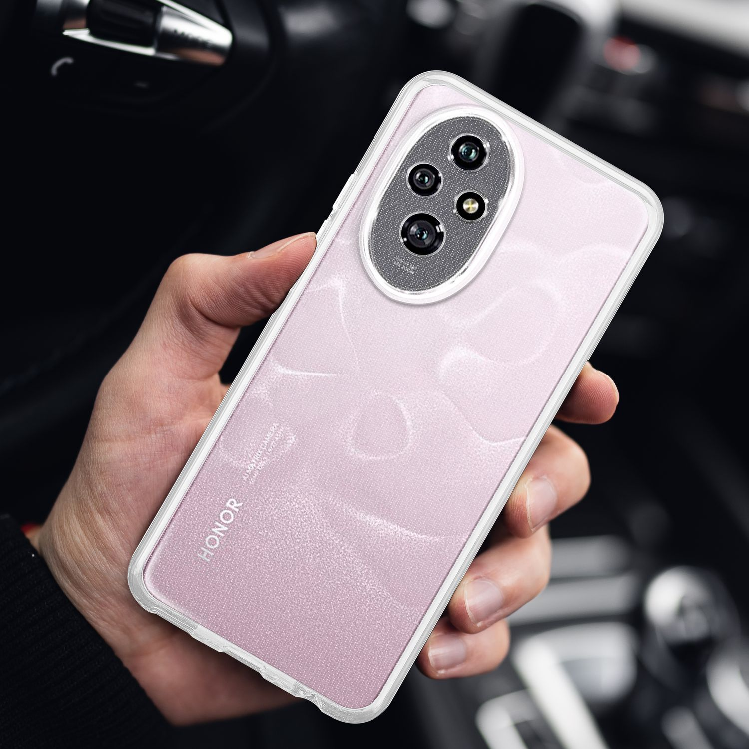 Eine Hand, die ein Telefon in einer Hülle hält. Das Telefon ist rosa und hat Kameralinsen.