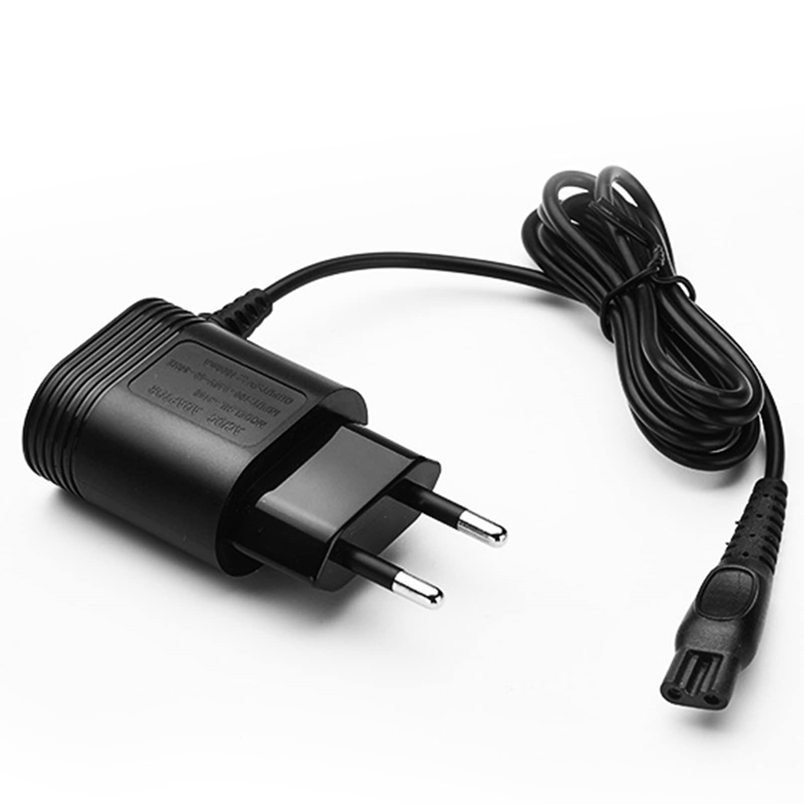 Schwarzes Rasiererladegerät mit Kabel und Stiften. Der Hintergrund ist weiß.