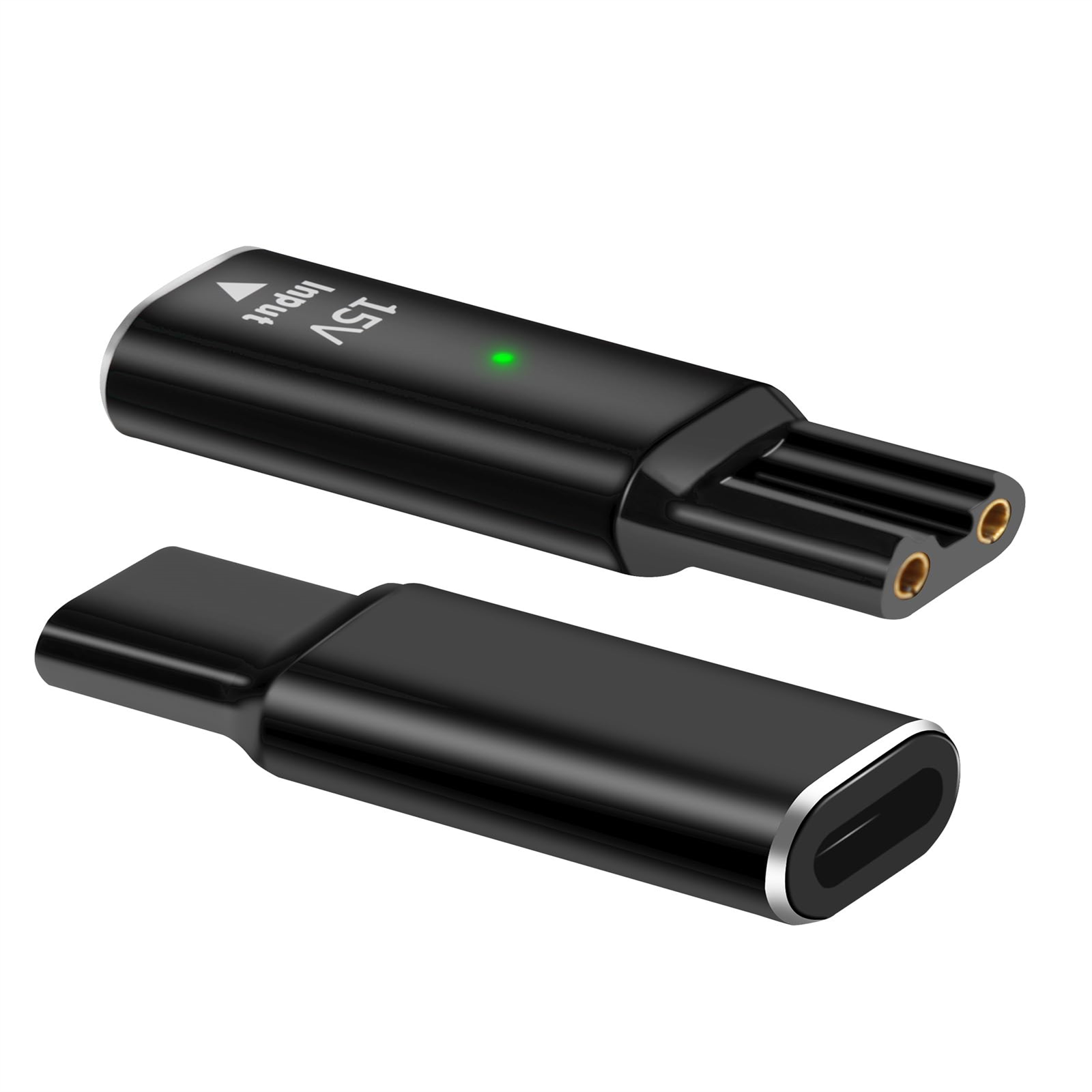 Schwarzer Adapter mit zwei Stiften und einem USB-C-Anschluss, mit grünem Licht oben, isoliert.