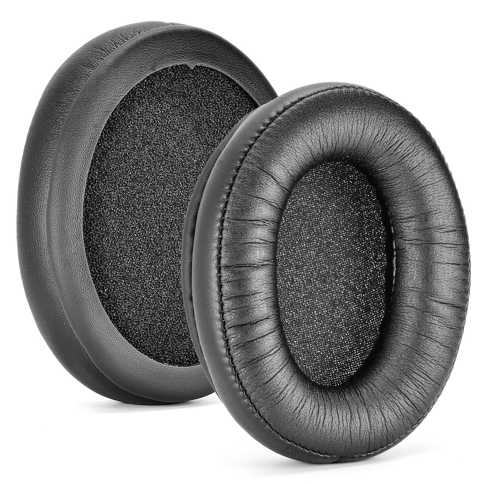 Due cuscinetti auricolari neri. I cuscinetti hanno un materiale interno morbido e poroso.