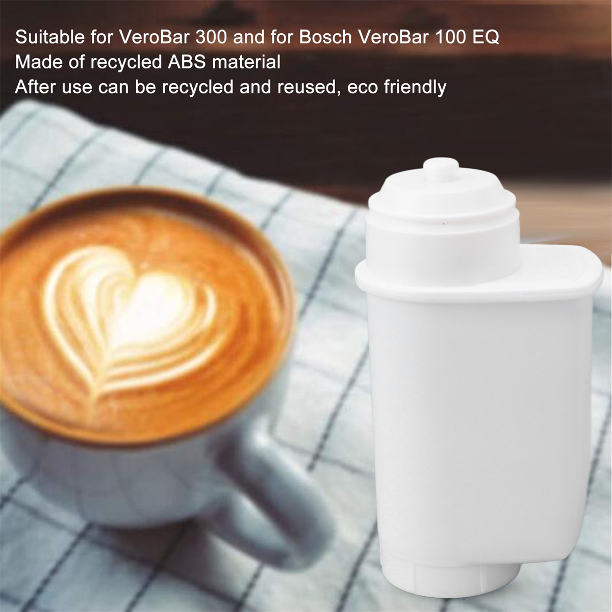 Weißer Kaffeemaschinenfilter neben einer Tasse Kaffee, mit Text über Recycling.