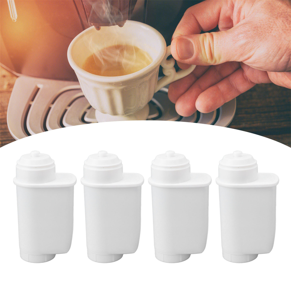 Kaffeemaschine mit Filtern und einer Tasse Kaffee. Mehrere weiße Filter befinden sich im Vordergrund.