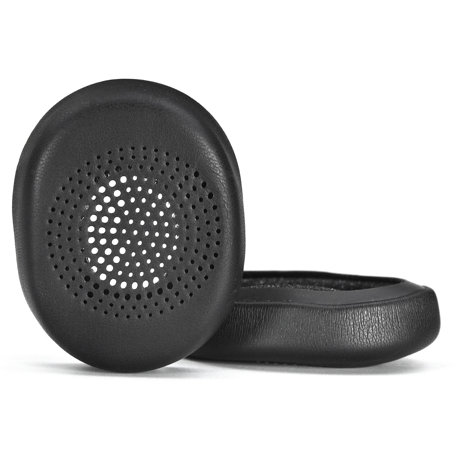 Due cuscinetti auricolari neri per cuffie. Uno è davanti, l'altro leggermente dietro.