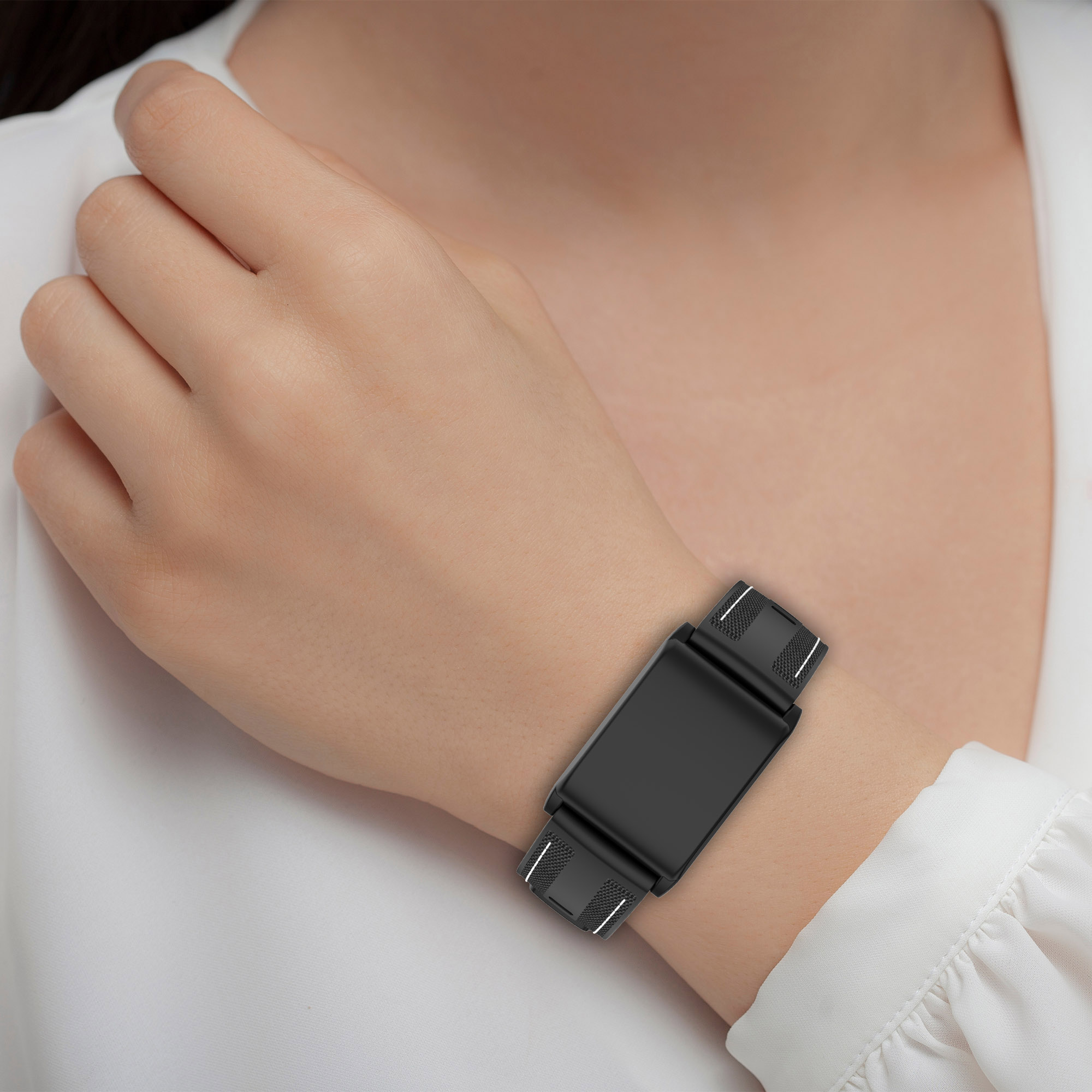 Il polso di una donna con uno smartwatch nero.
