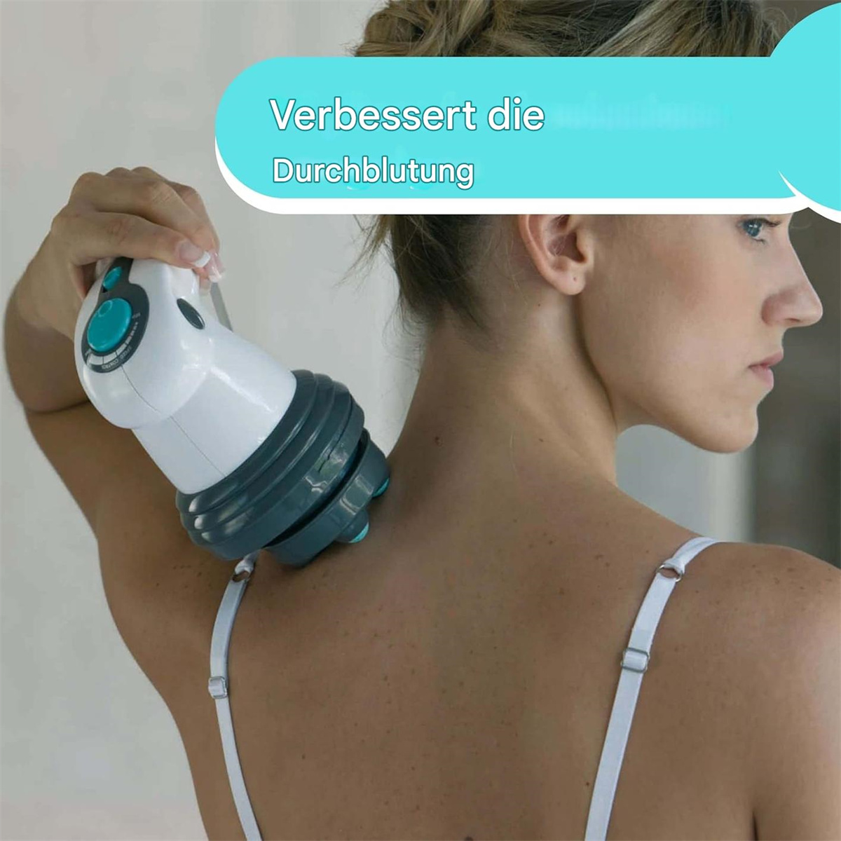 Frau bekommt Nackenmassage mit weiß-türkisfarbenem Massagegerät. Weißer Hintergrund.