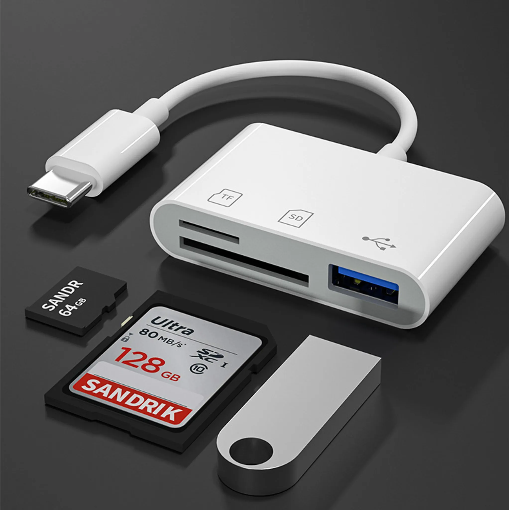 Weißer Multikartenleser mit USB-, SD- und TF-Kartensteckplätzen. Zwei Karten und ein USB-Stick.