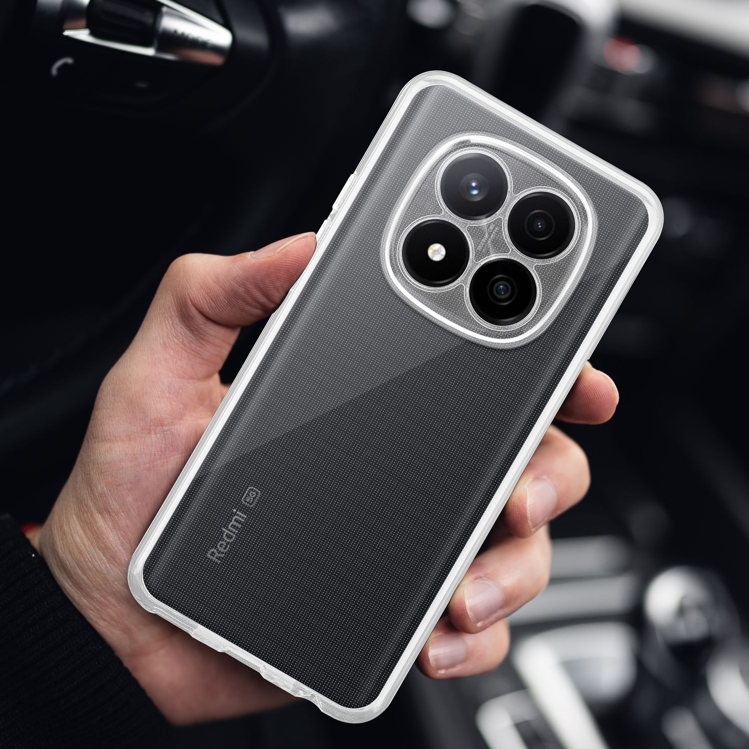 Eine Hand hält eine transparente Handyhülle mit einem Telefon darin. Das Telefon hat mehrere Kameras.