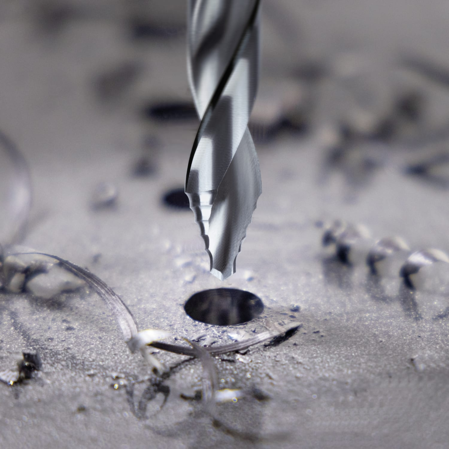 Widok z boku figurki męskiego bohatera anime w białej szacie i czarnych butach.