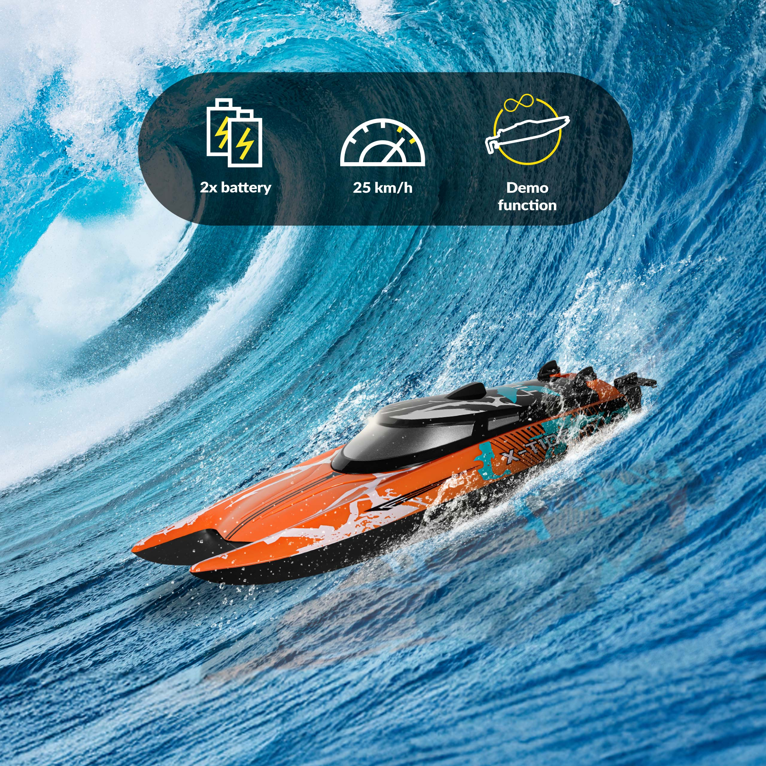 Orange-schwarzes Spielzeugboot auf blauem Wasser, mit Symbolen für Batterie und Geschwindigkeit.