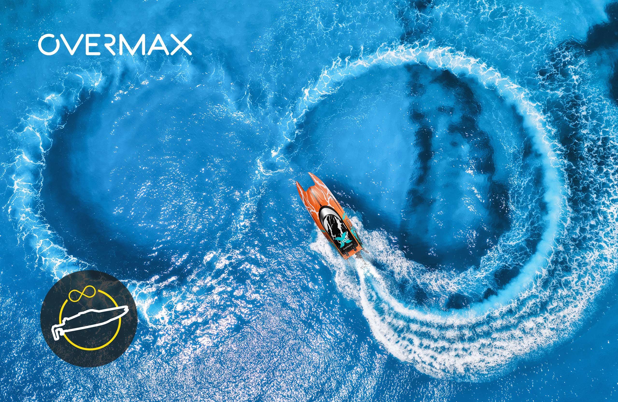 Ein Schnellboot mit orange-schwarzem Design auf blauem Wasser, das eine weiße Heckwelle hinterlässt. Das Overmax-Logo ist sichtbar.
