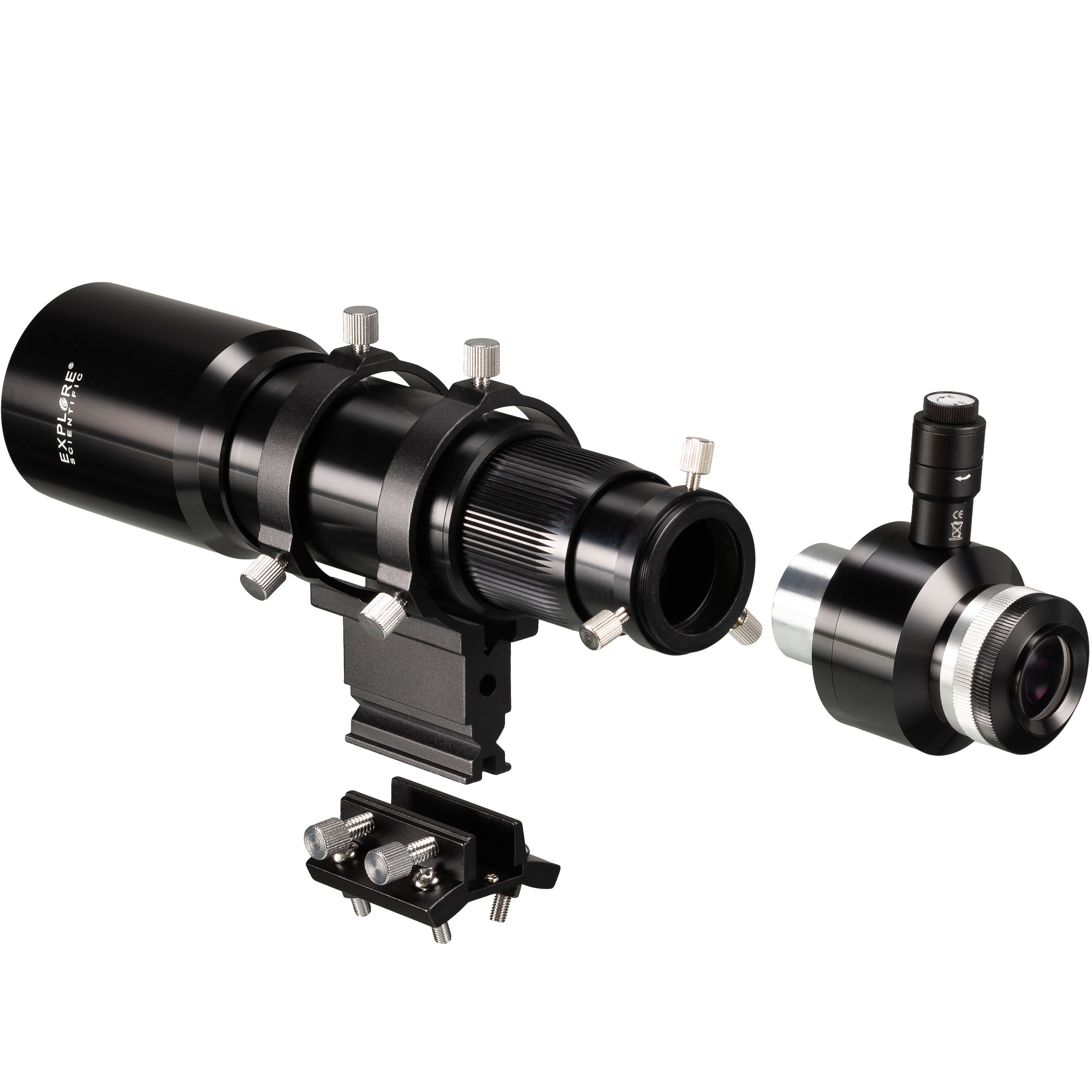 Un telescopio negro con buscador y hardware de montaje. Está sobre un fondo blanco.