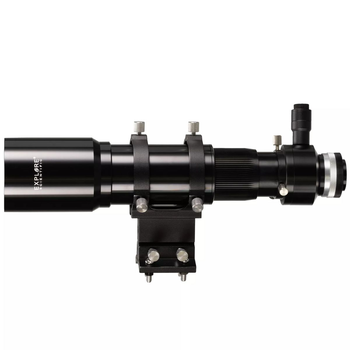 Un telescopio negro con perillas de ajuste plateadas y fondo blanco.