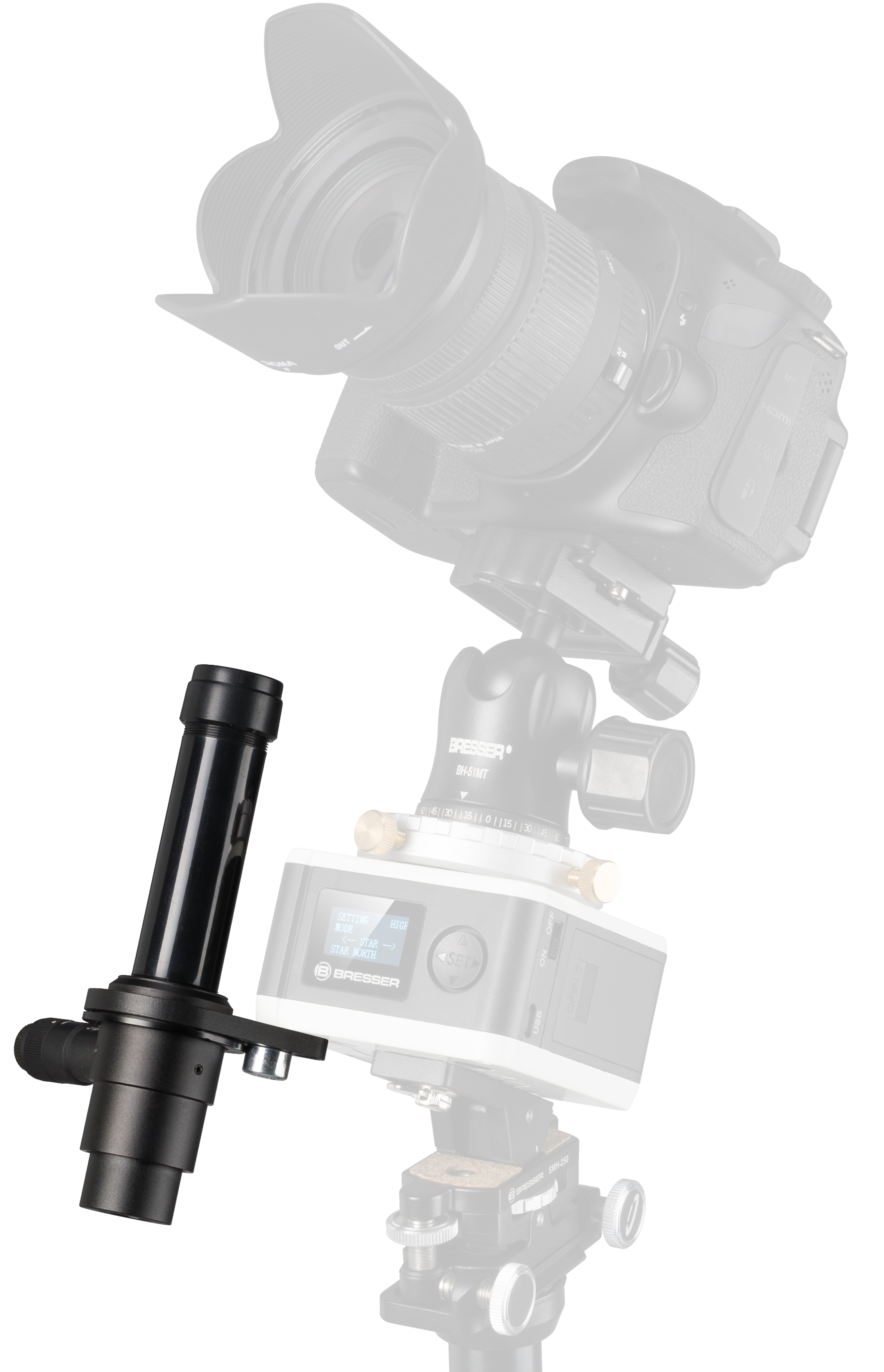Un telescopio negro conectado a una configuración de cámara, con la cámara y el soporte borrosos.