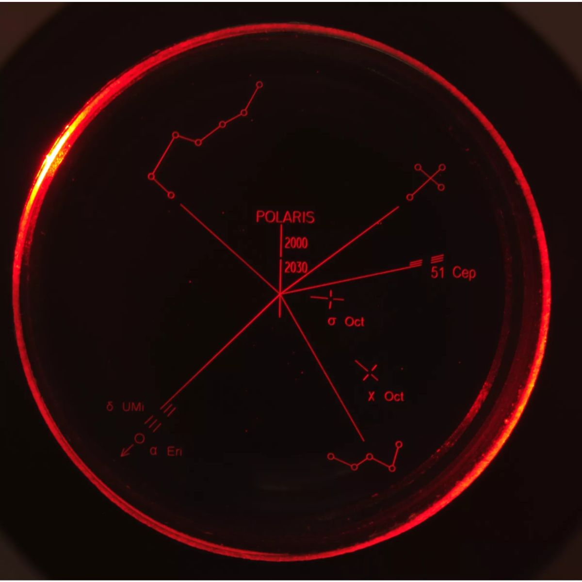 Mapa celestial iluminado en rojo con Polaris. Visible constelaciones y posiciones estelares.