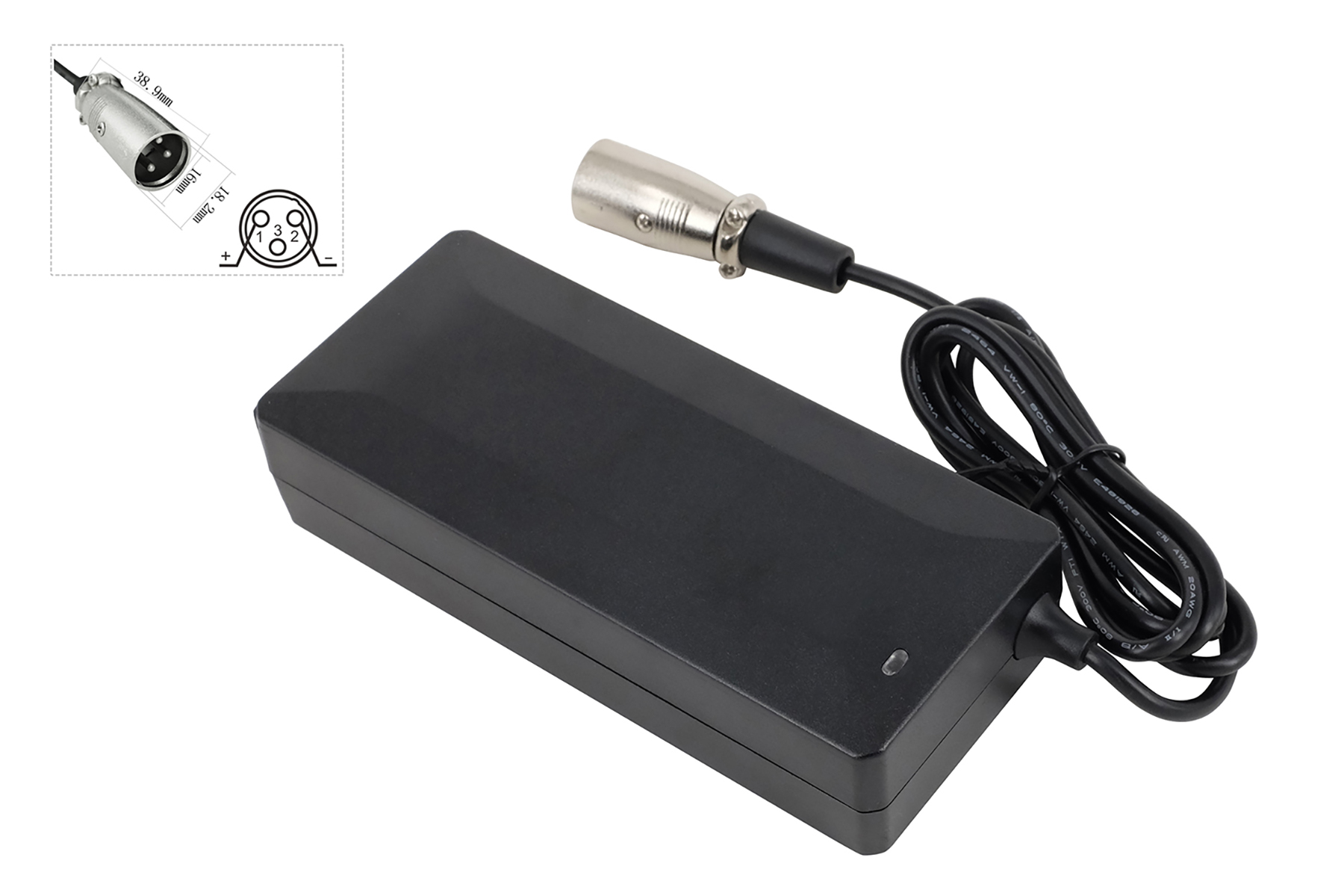Ein schwarzes Ladegerät mit silbernem Stecker und Diagramm auf weißem Hintergrund.