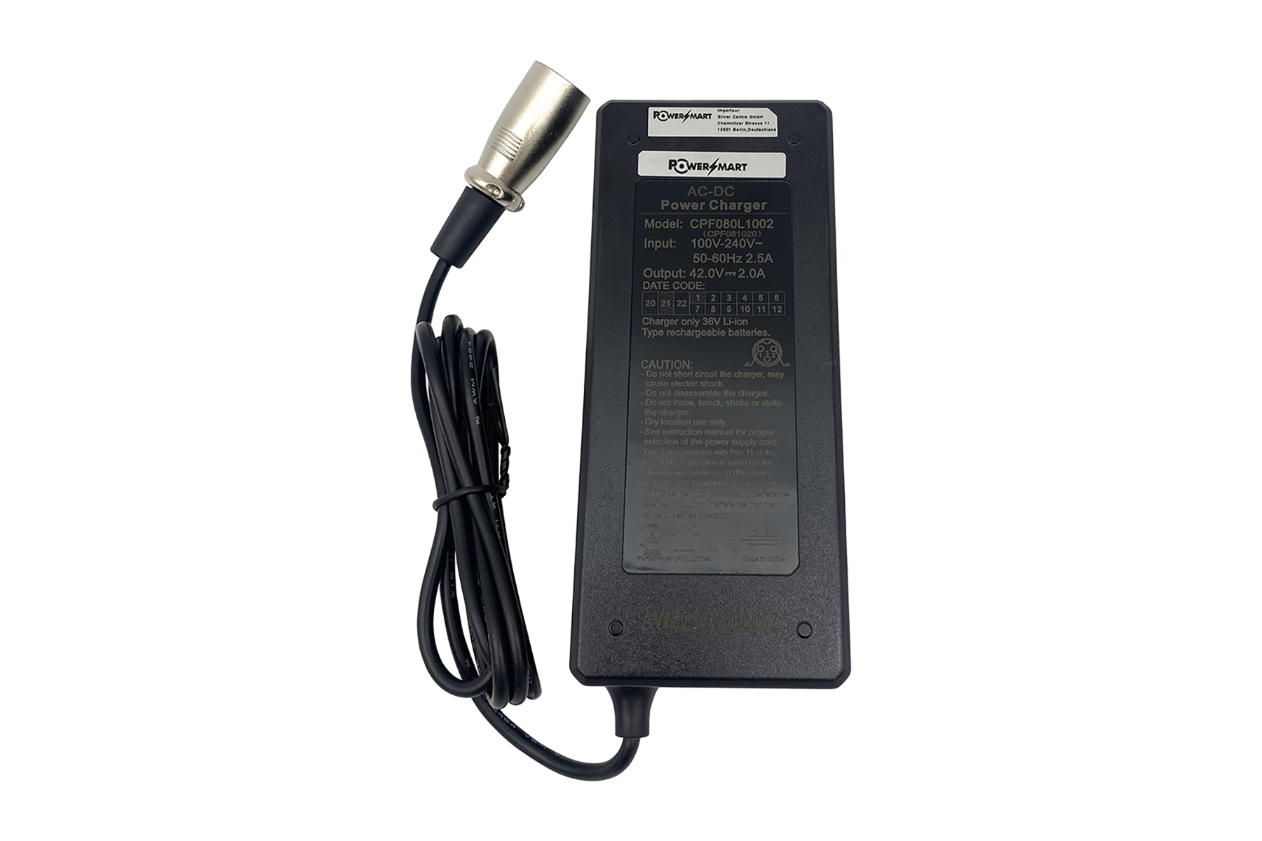 Schwarzes Ladegerät mit Kabel und Stecker, mit Text zu Eingangs- und Ausgangsdetails, weißer Hintergrund.