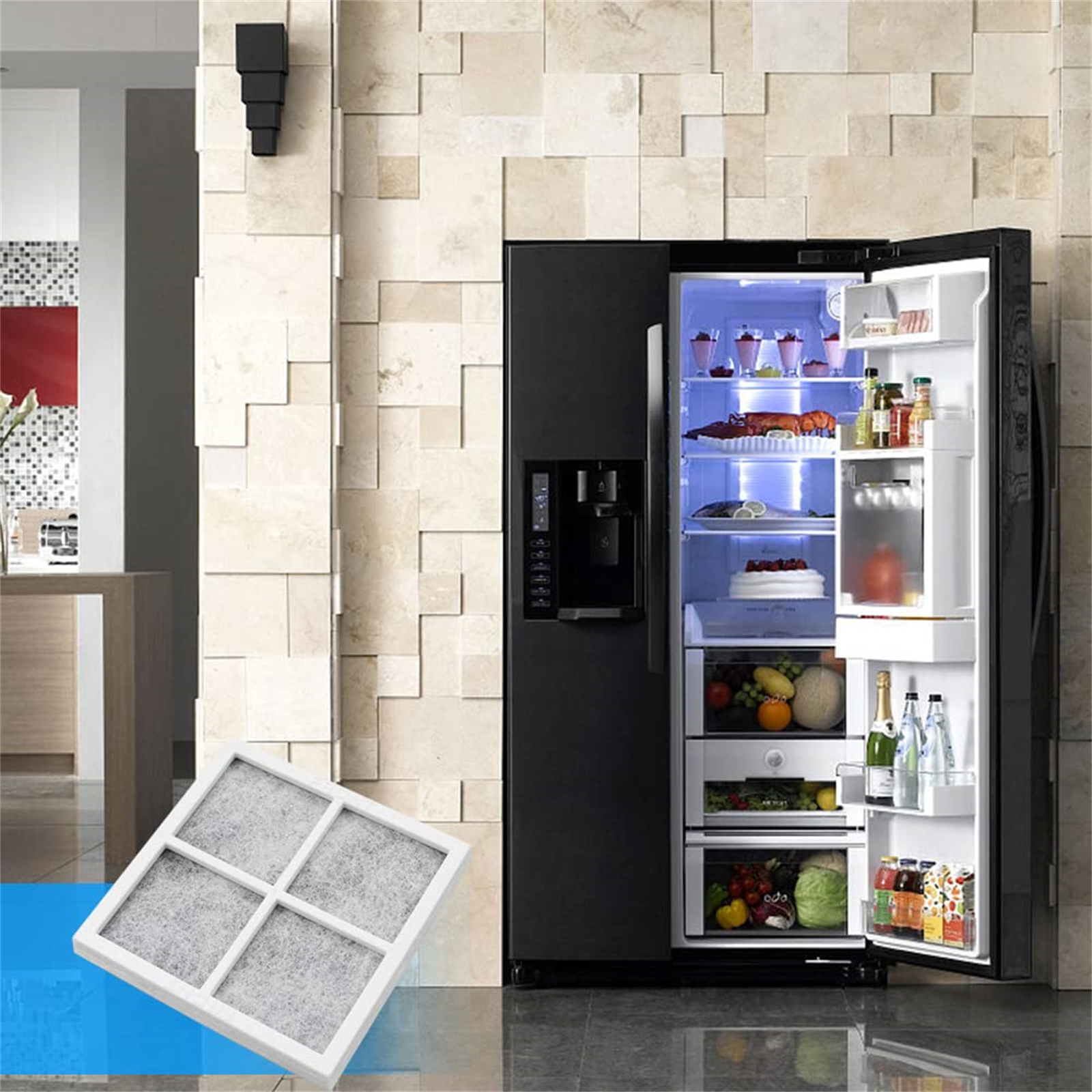 Kühlschrank geöffnet, Inhalt sichtbar, Filter davor. Hintergrund ist eine geflieste Wand.
