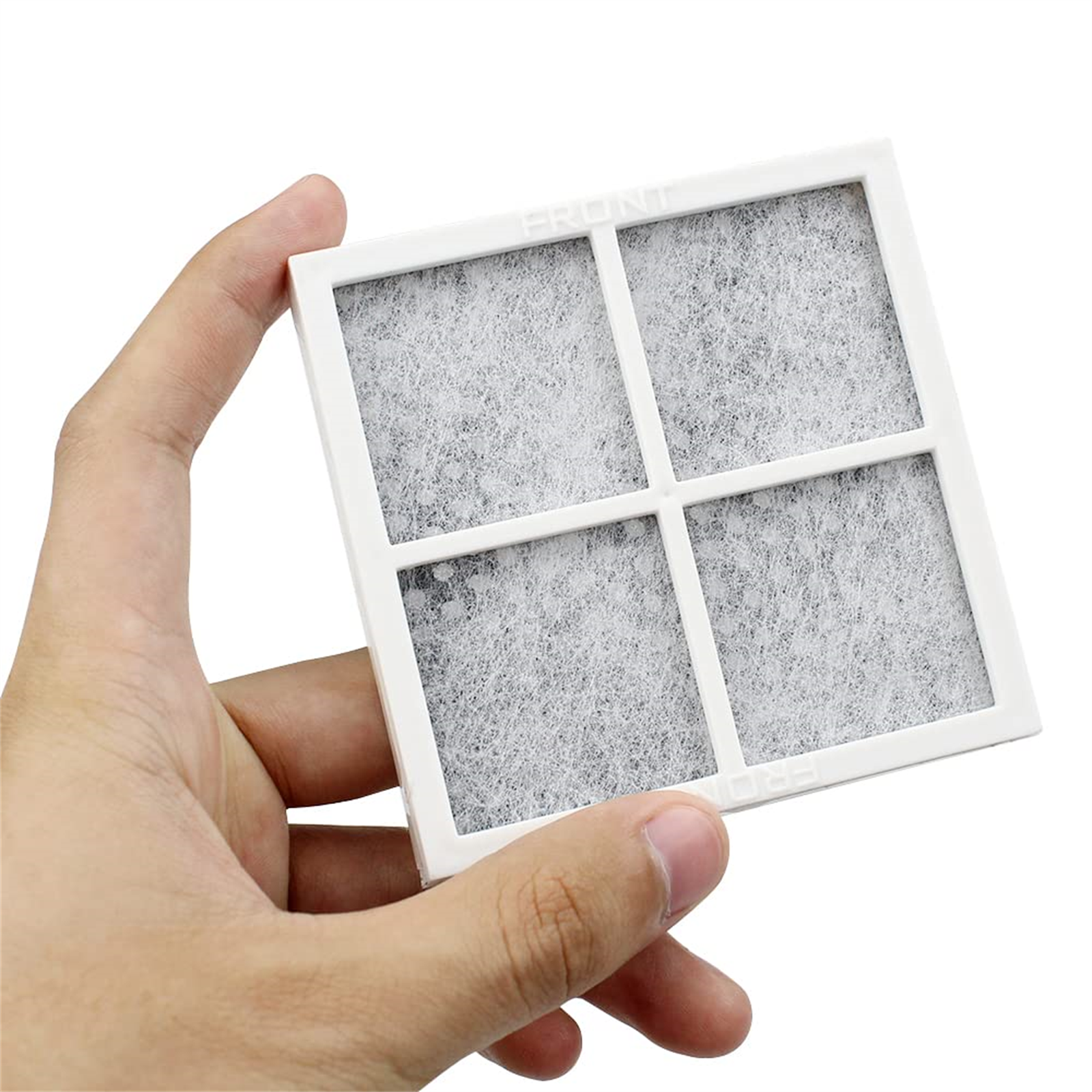 Hand, die einen weißen Luftfilter mit grauem Filtermaterial hält.