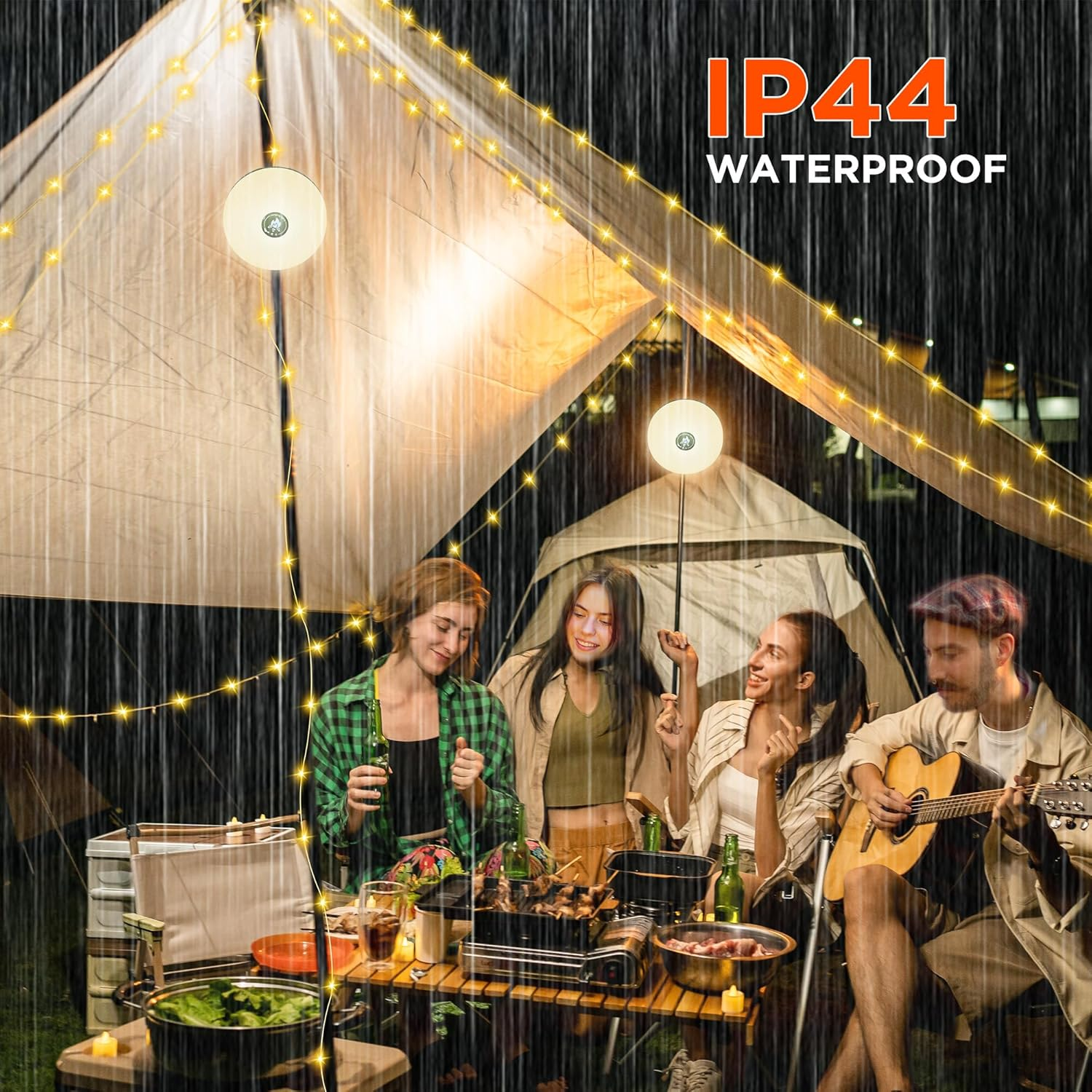 Leute genießen ein BBQ im Regen, mit Lichterketten und einem IP44 wasserdichten Etikett.
