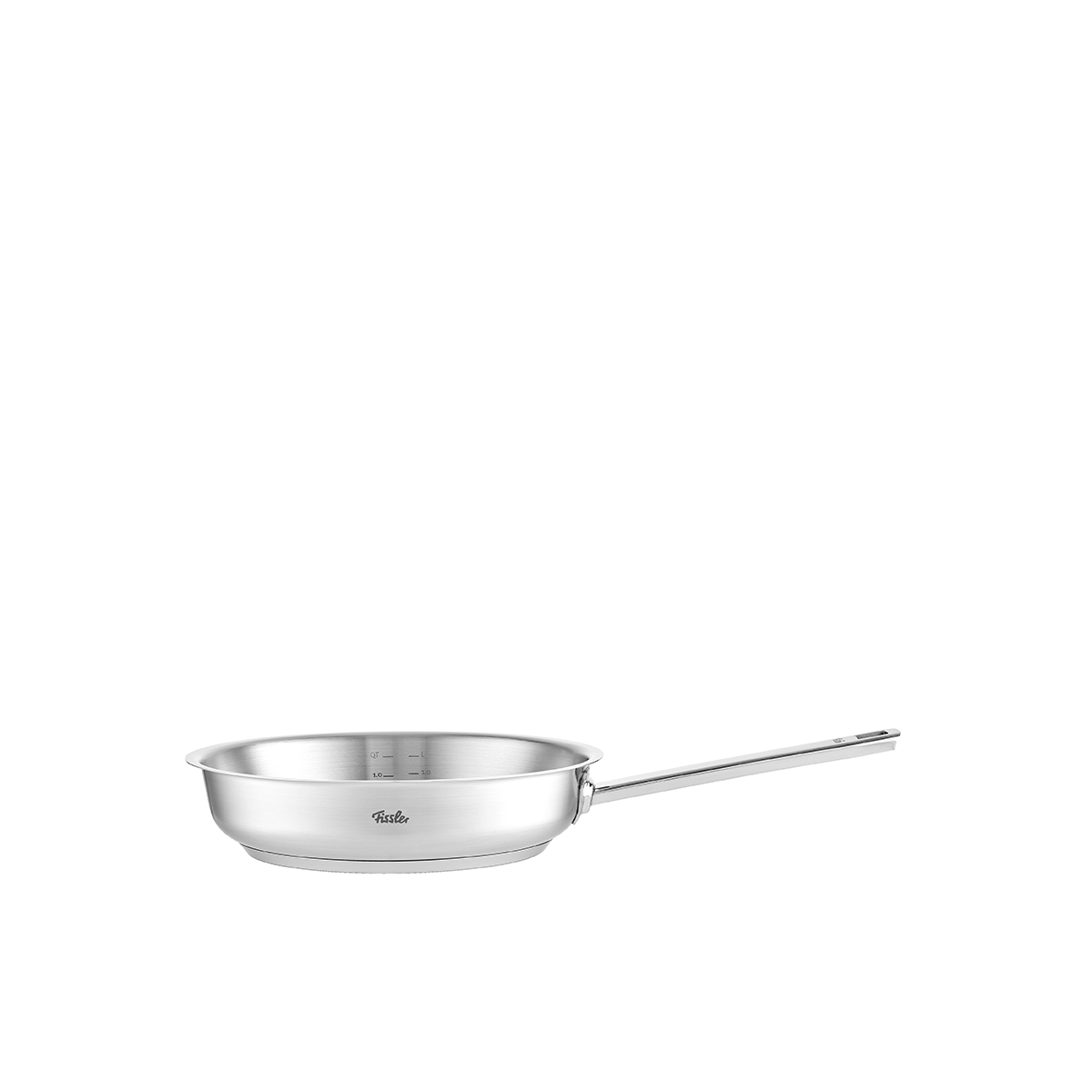Una padella in acciaio inossidabile con un lungo manico, su sfondo bianco.