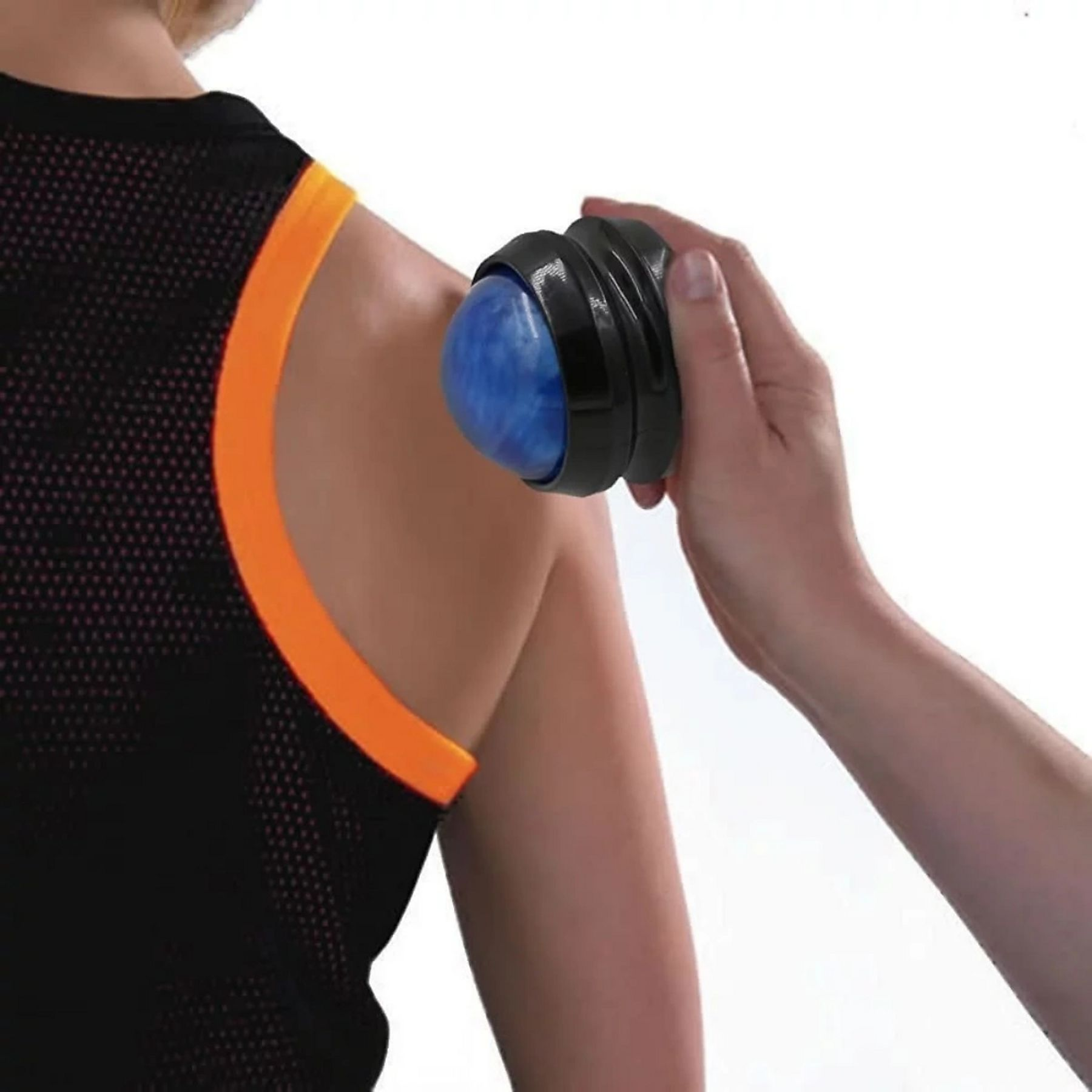 Eine Person verwendet einen blauen Massageball auf der Schulter einer Person.