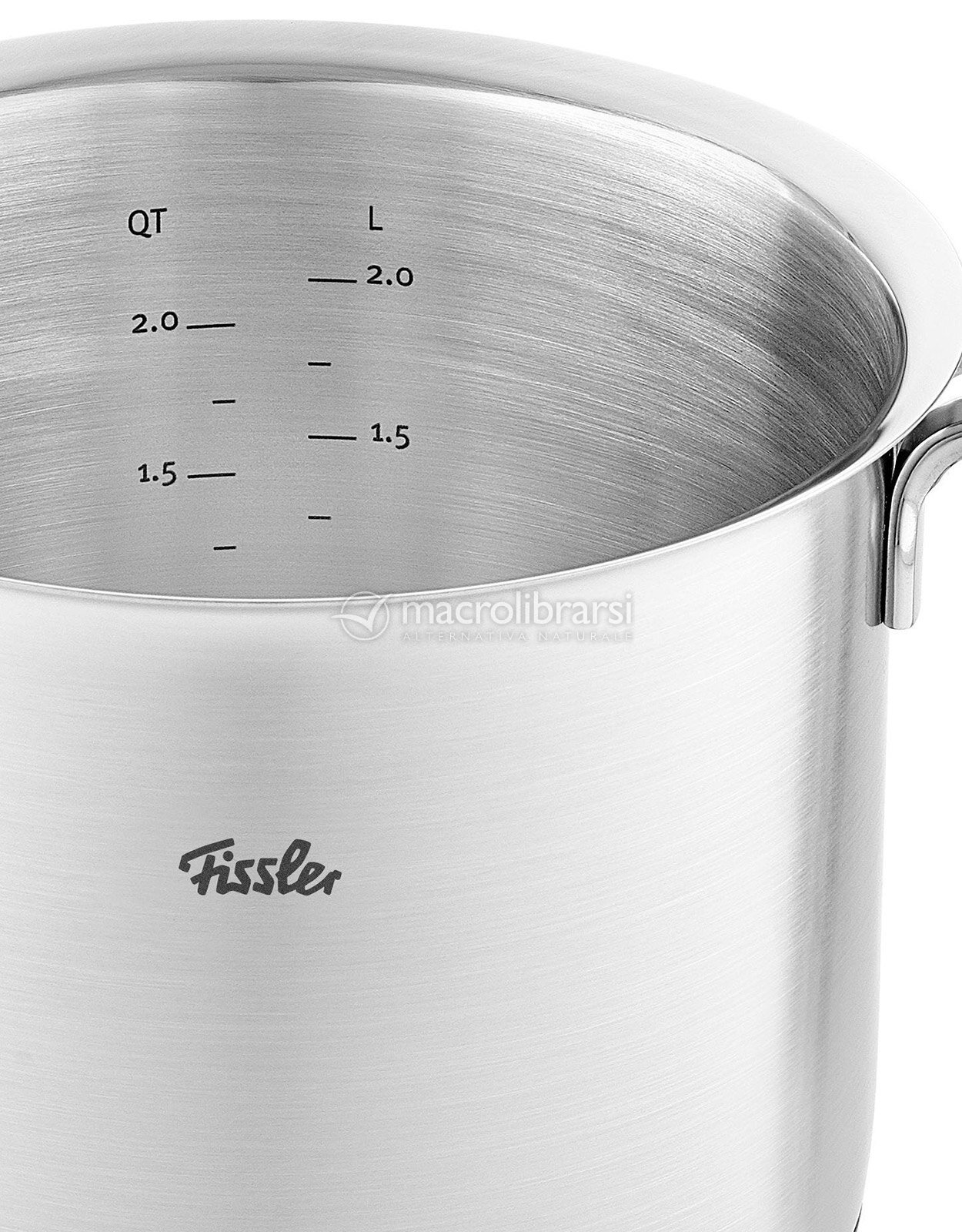 Un primo piano di una pentola in acciaio inossidabile con linee di misurazione e il marchio 'Fissler'.