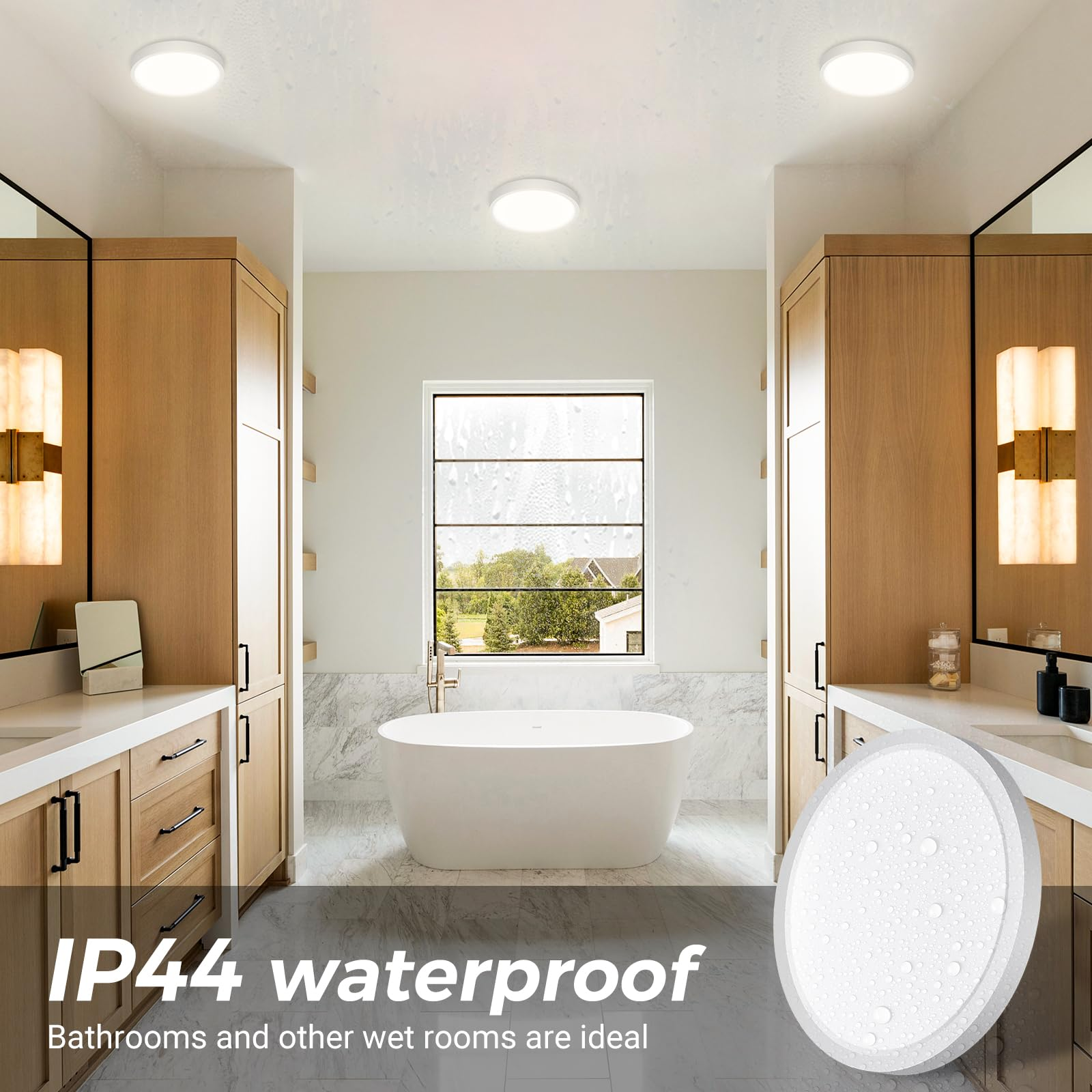 Badezimmer mit weißer Wanne, Holzschränken, Spiegeln und Einbauleuchten, mit Illustration von Wassertropfen.