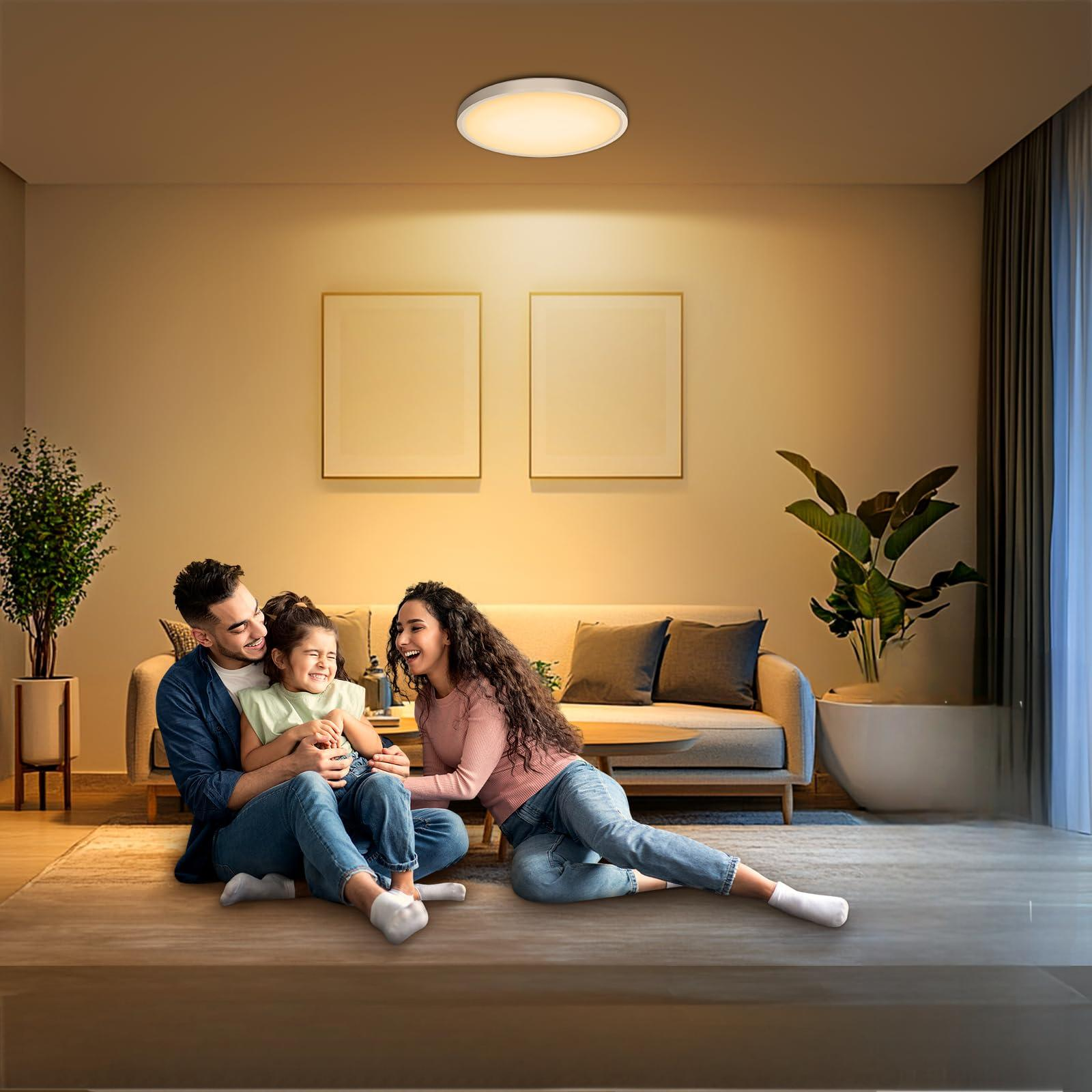 Eine Familie sitzt auf dem Boden unter einer Deckenleuchte.
