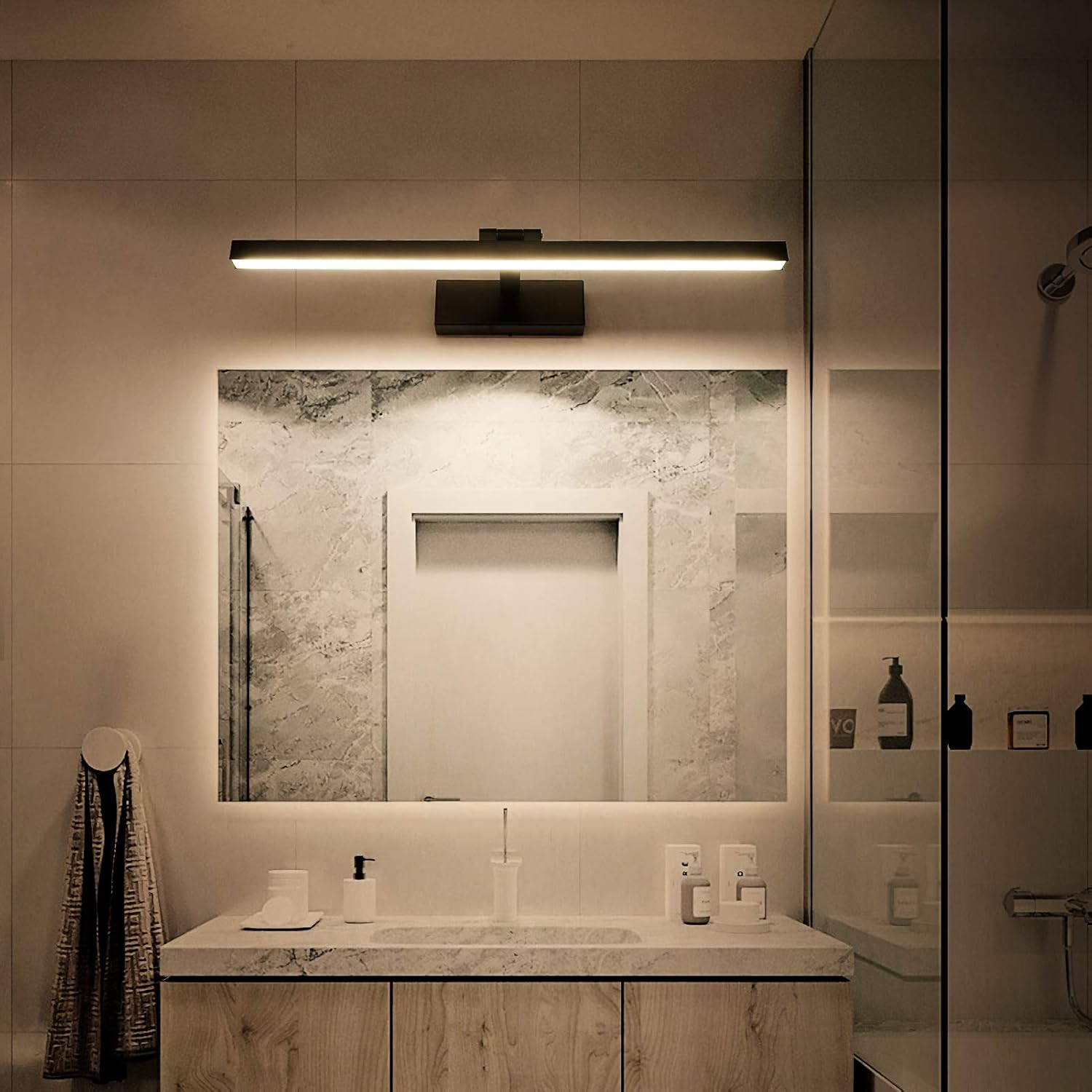 Moderner Badezimmerspiegel mit LED-Licht und Waschbecken.