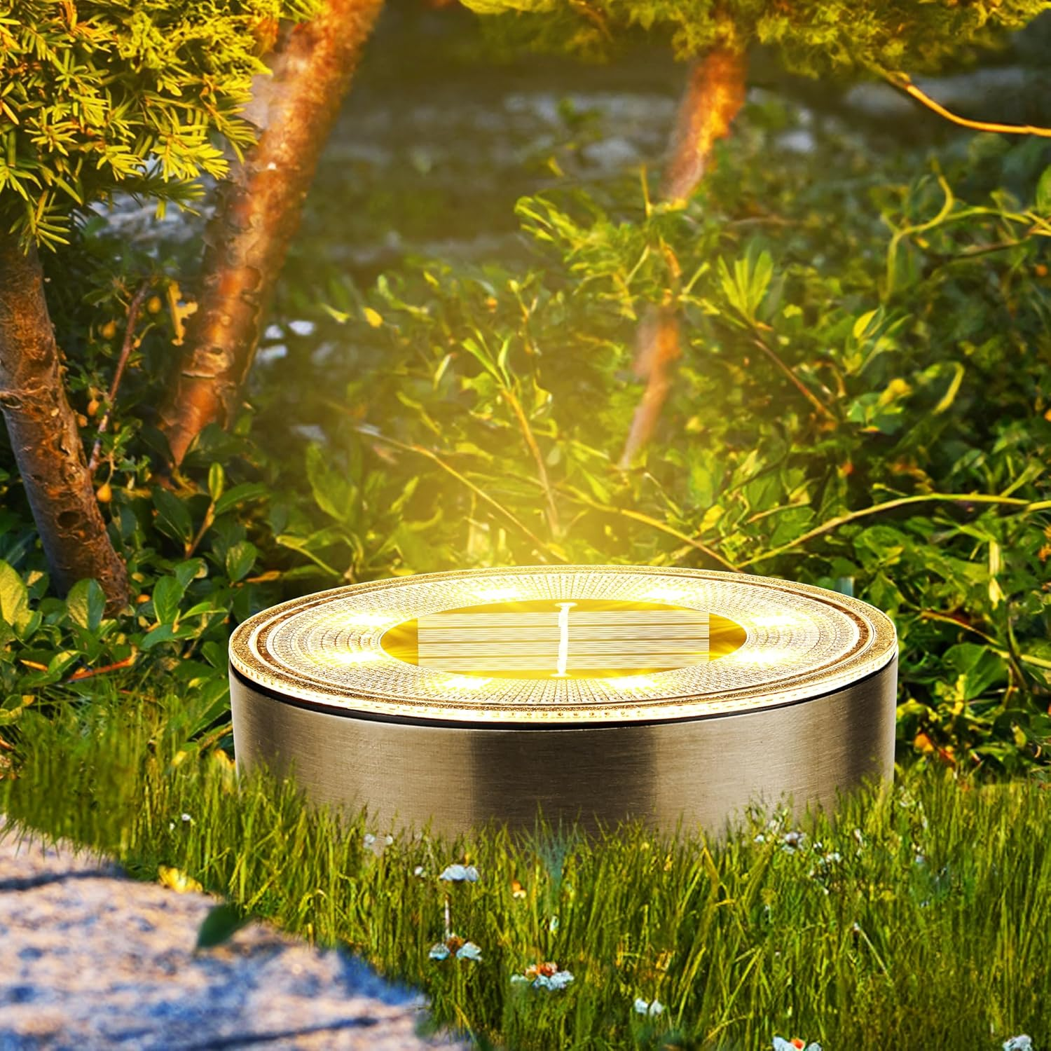 Eine Solar-Gartenleuchte im Gras.
