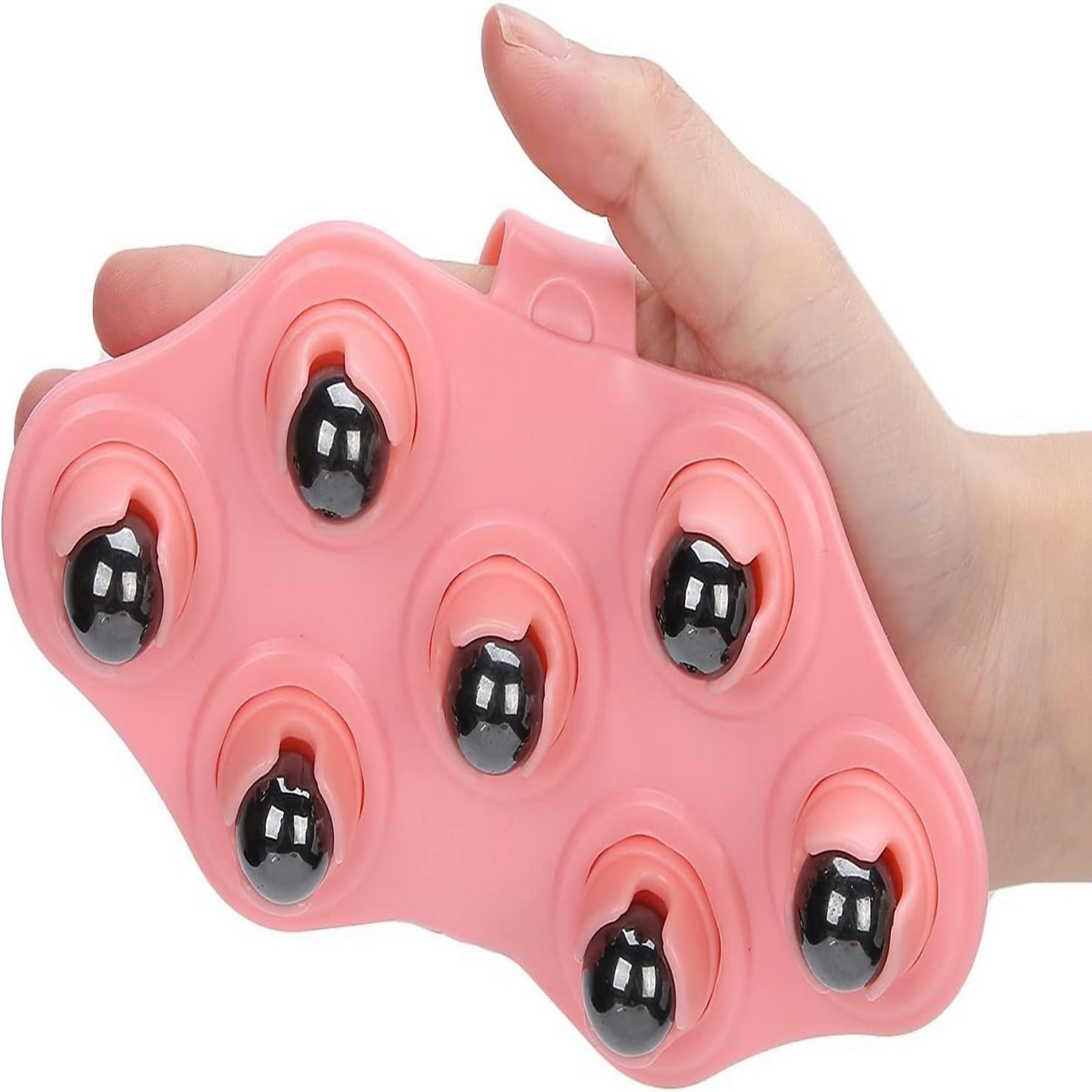 Rosa Handmassagegerät mit schwarzen Kugeln. Von einer Hand gehalten. Weißer Hintergrund.