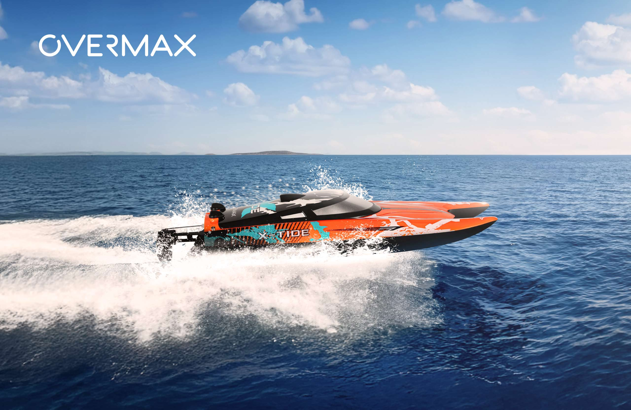 Ein orangefarbenes und schwarzes Spielzeugboot, das auf dem Wasser fährt. Der Himmel ist blau und das Meer ist rau.
