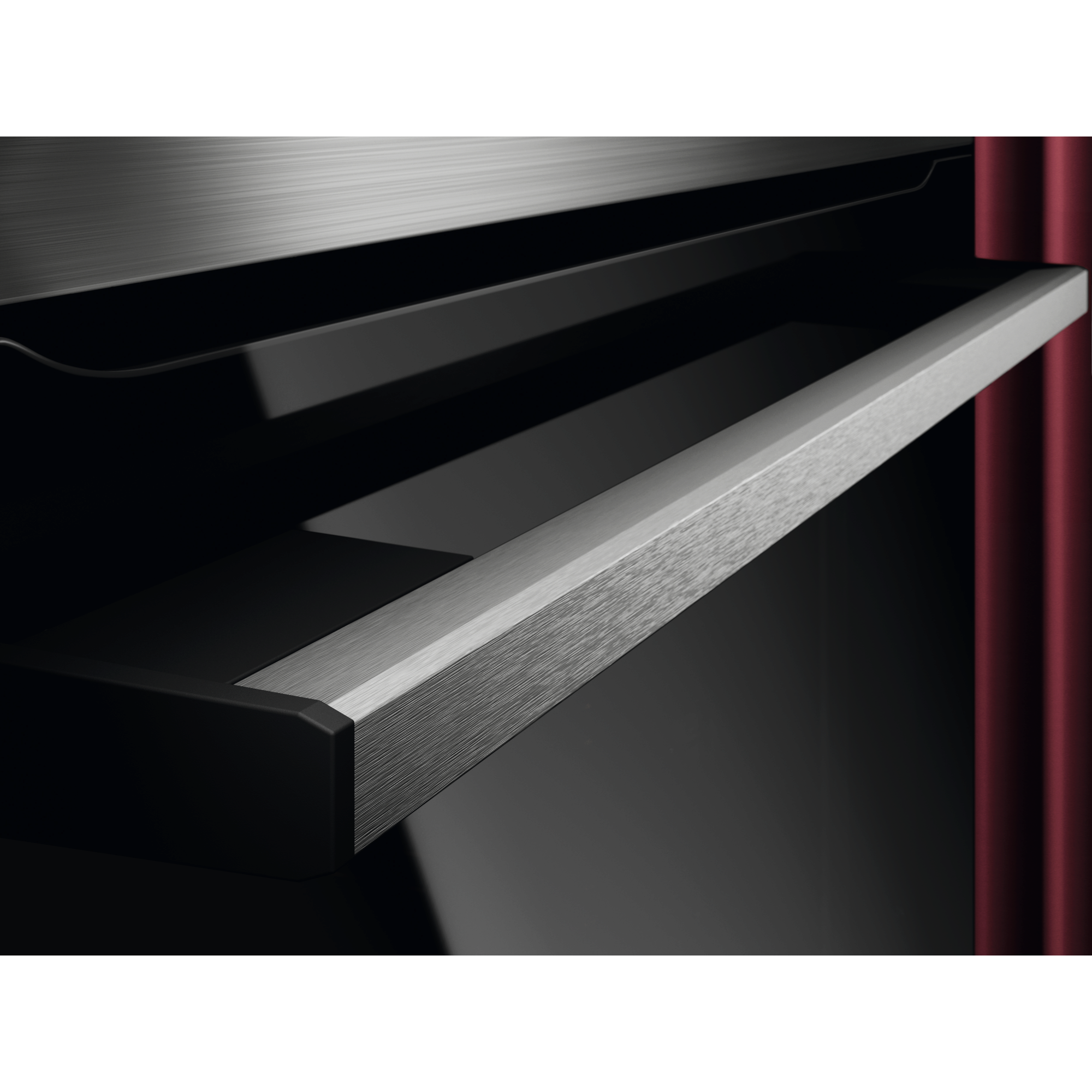 Szczegół klawiatury fortepianu, czarne klawisze ze srebrną obwódką.