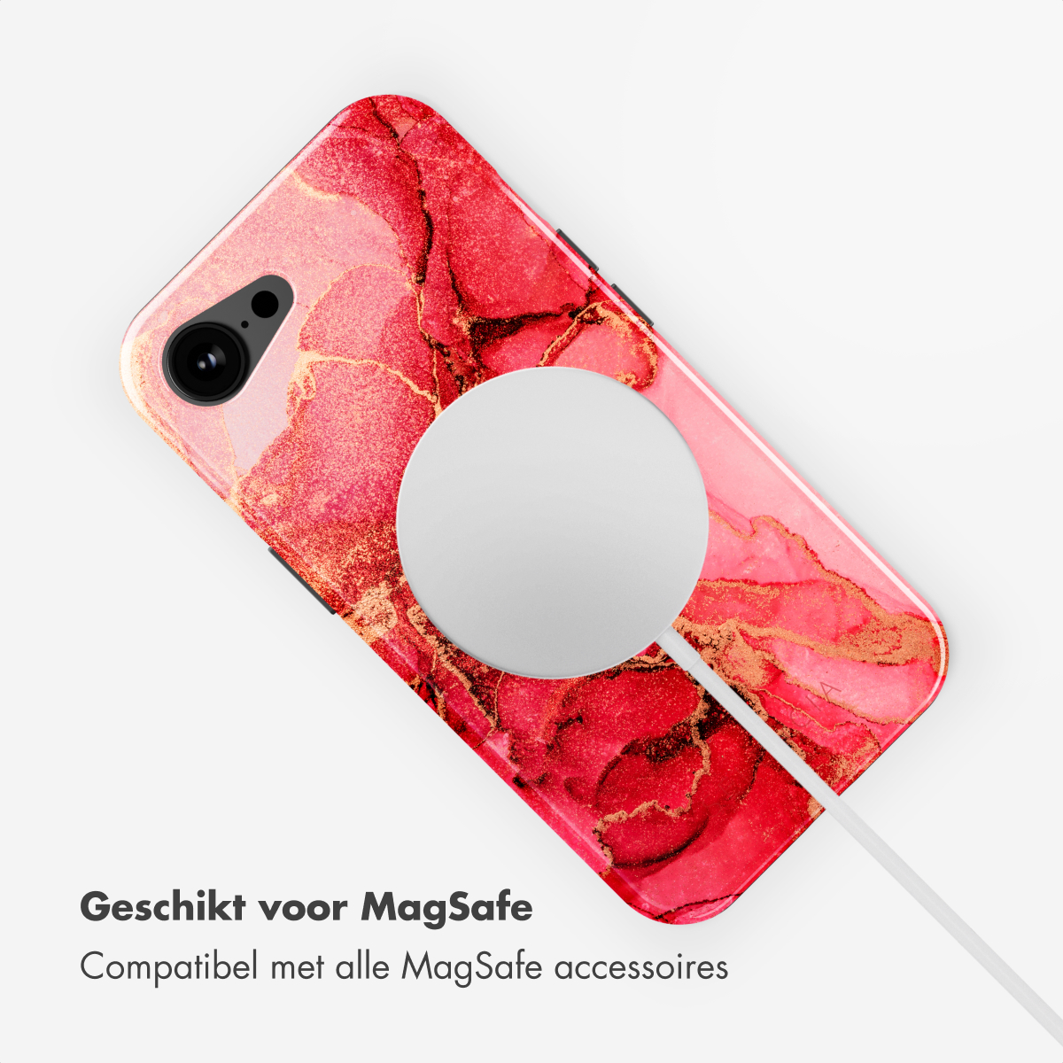 Custodia per telefono rossa con design marmorizzato su un tappetino di ricarica bianco.