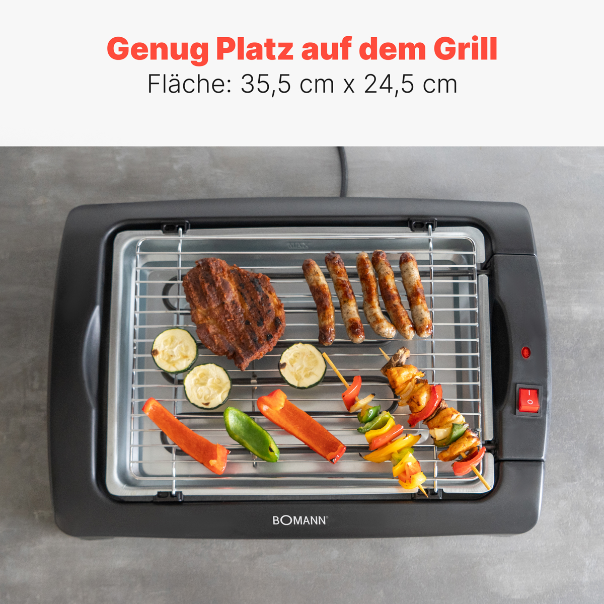 Grill elektryczny z jedzeniem: stek, kiełbaski, warzywa. Szara powierzchnia. Tekst: Wystarczająco dużo miejsca na grillu.