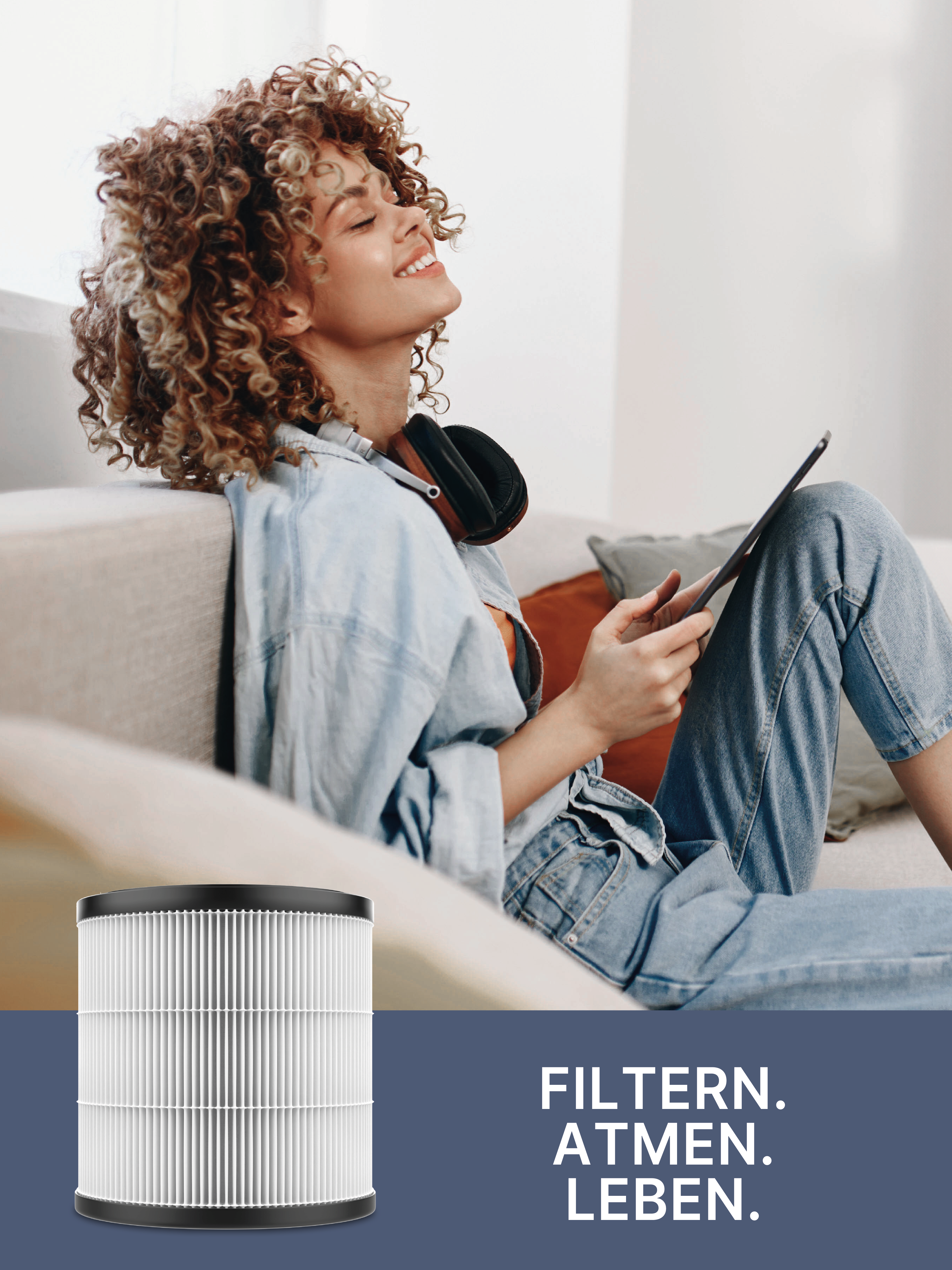 Frau liest und lächelt. Filter und Text, 'FILTERN.ATMEN.LEBEN.' Blauer Hintergrund.