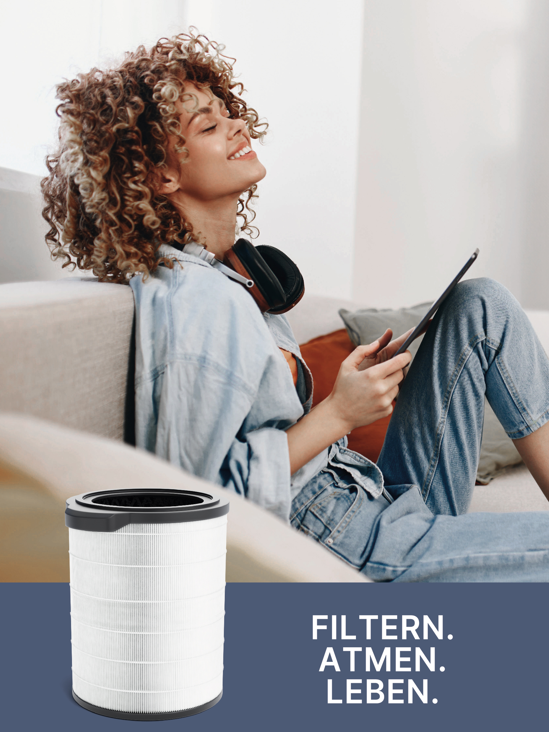Frau, die ein Tablet hält, entspannt sich in der Nähe eines weißen Luftfilters. Der Filter ist auf blauem Grund.