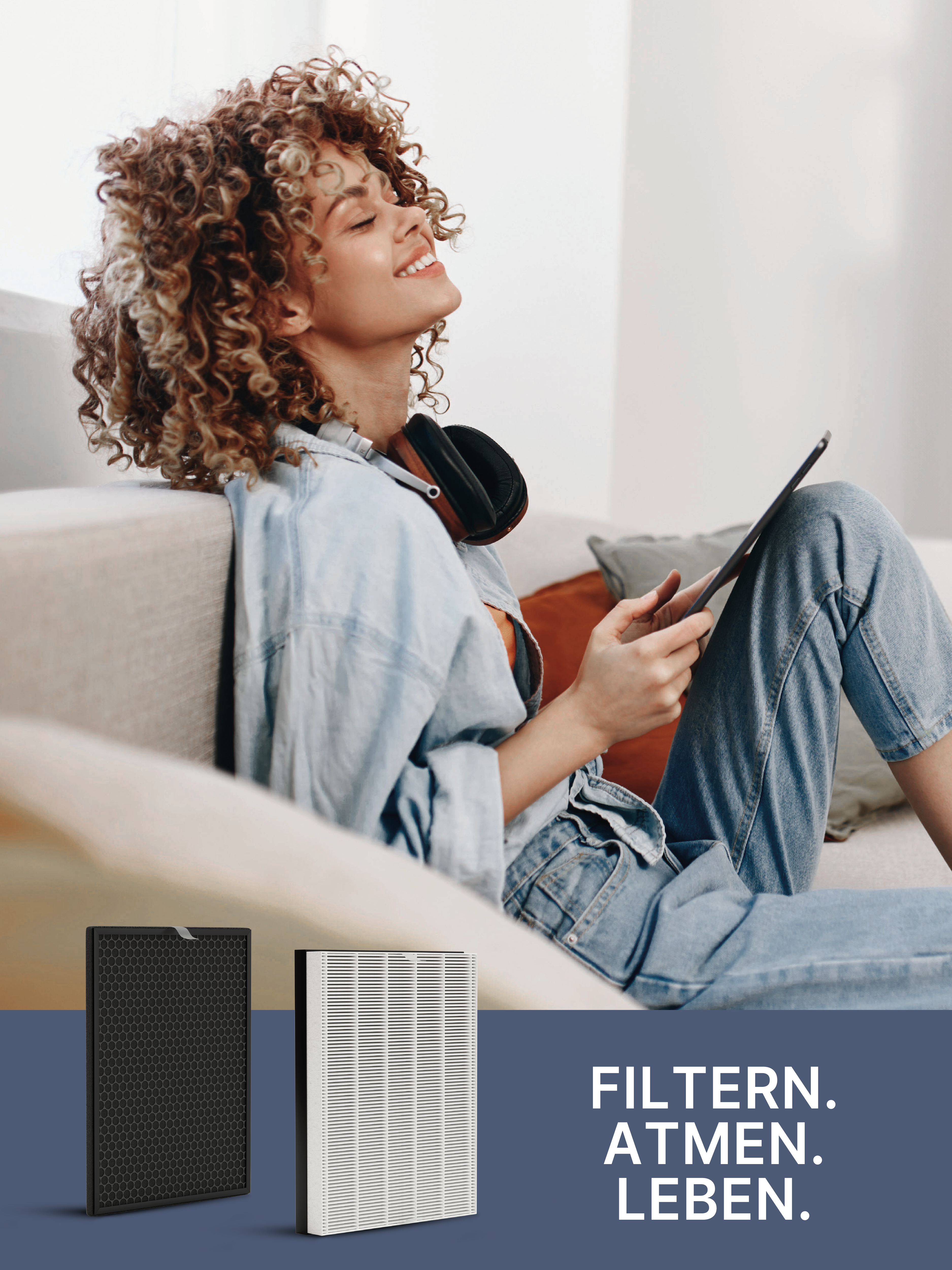 Frau sitzt, lächelt, benutzt ein Tablet. Zwei Luftfilter vorne. Text: 'FILTERN. ATMEN. LEBEN.'