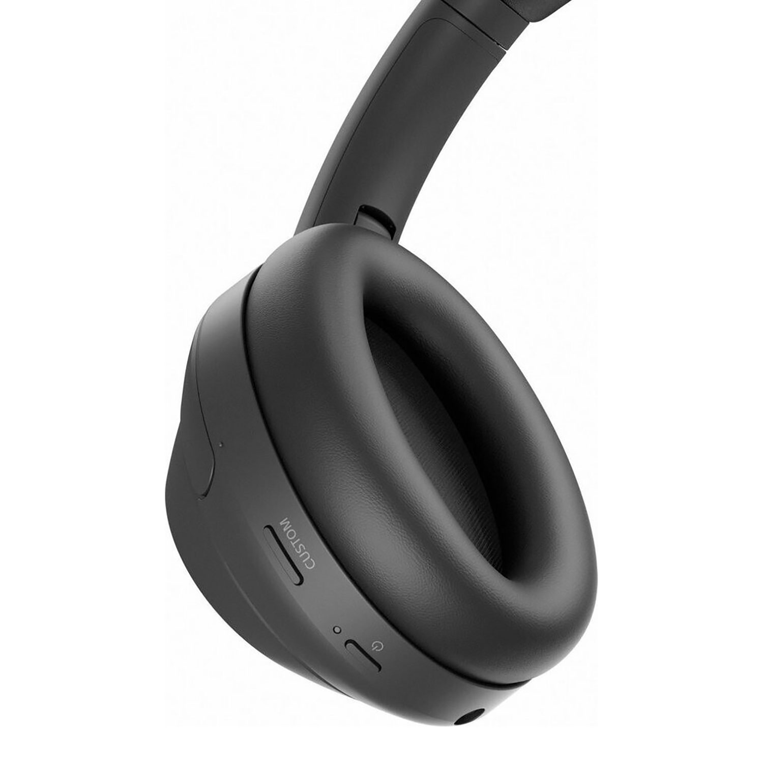 Nahaufnahme eines schwarzen Over-Ear-Kopfhörers, mit sichtbarer Custom-Taste.