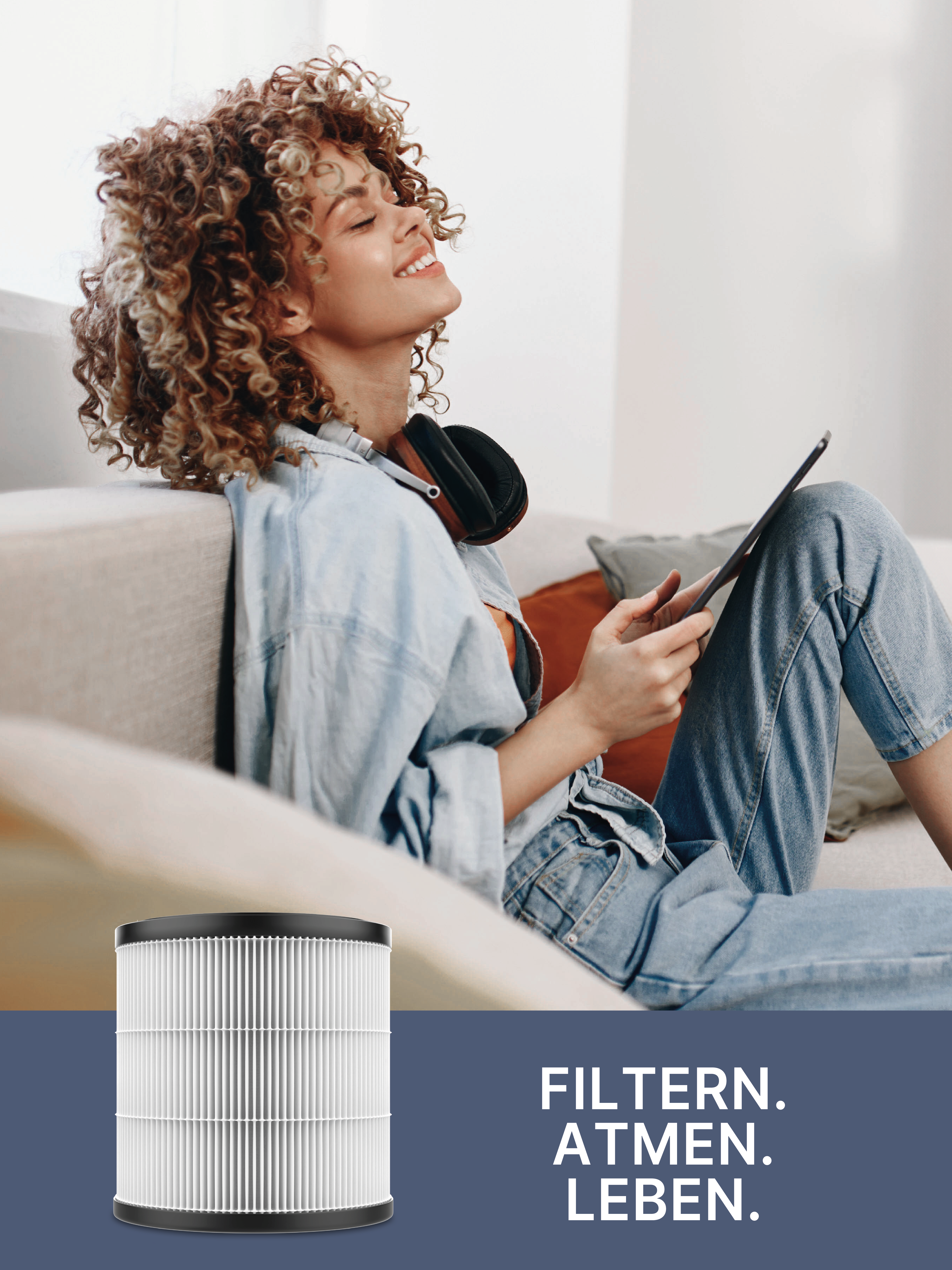Frau mit Kopfhörern auf Sofa, Tablet haltend. Luftfilter im Vordergrund.
