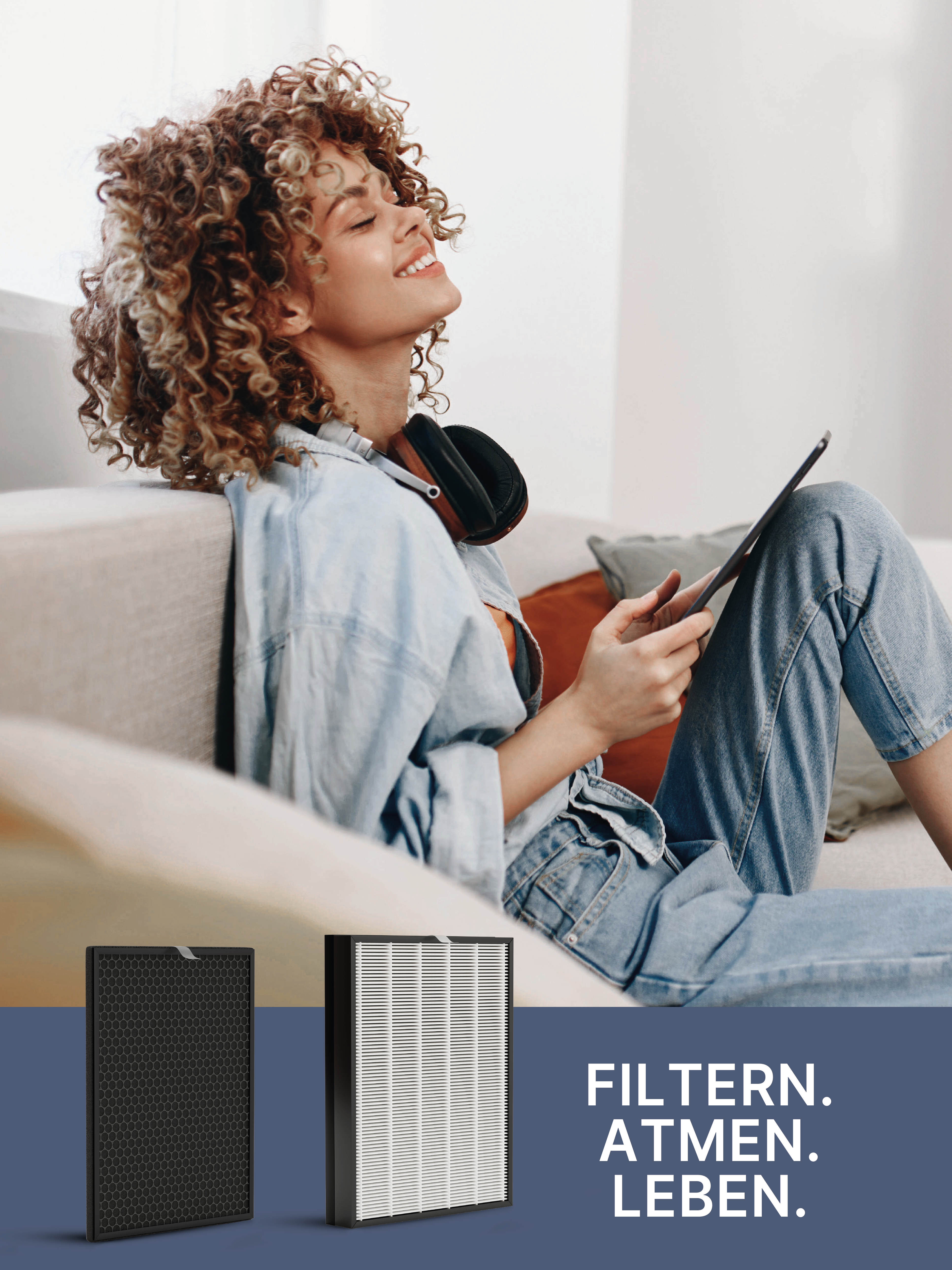 Frau mit lockigem Haar sitzt auf einem Sofa und hält ein Tablet. Filter im Vordergrund.