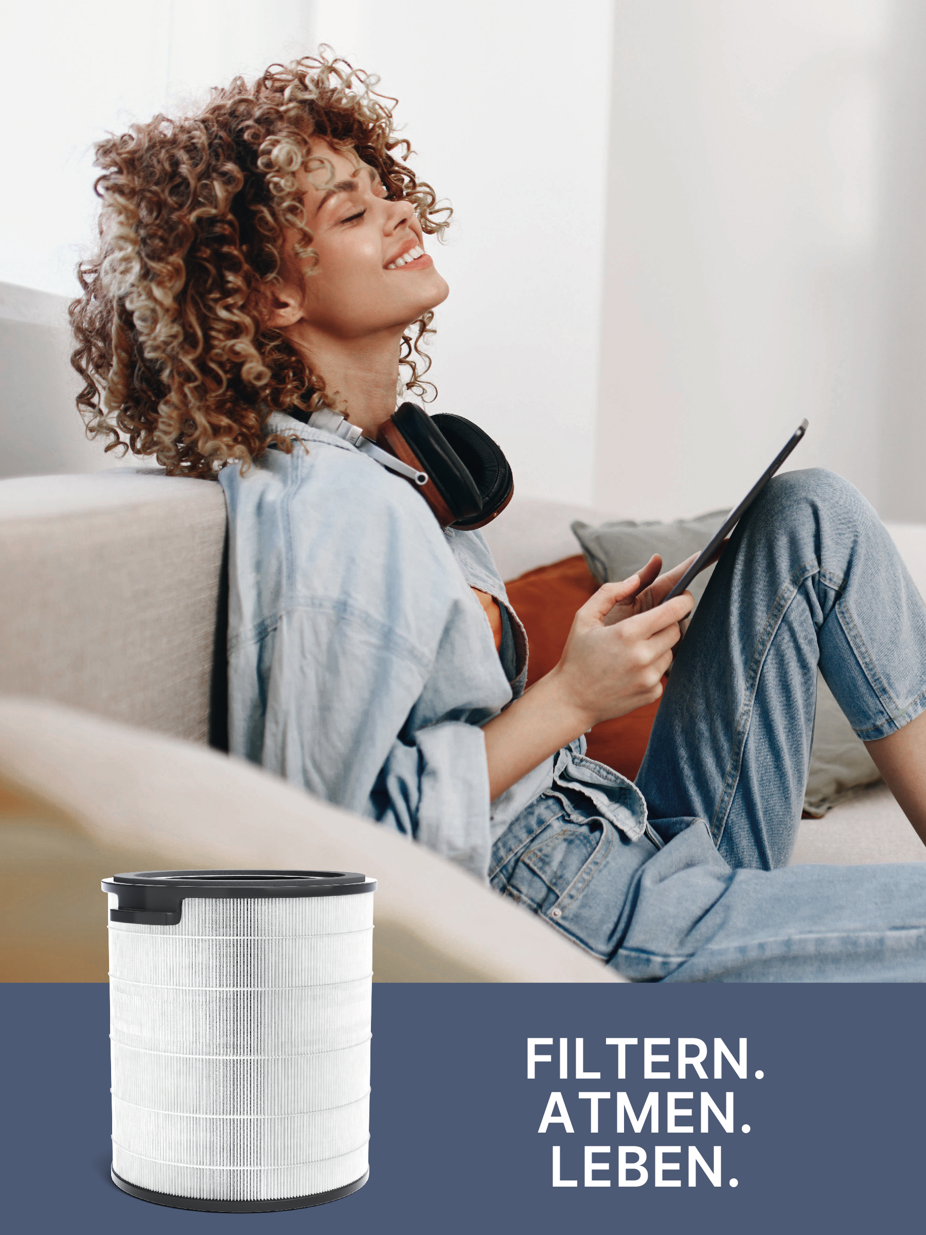 Frau entspannt mit Tablet, Luftfilter im Vordergrund.
