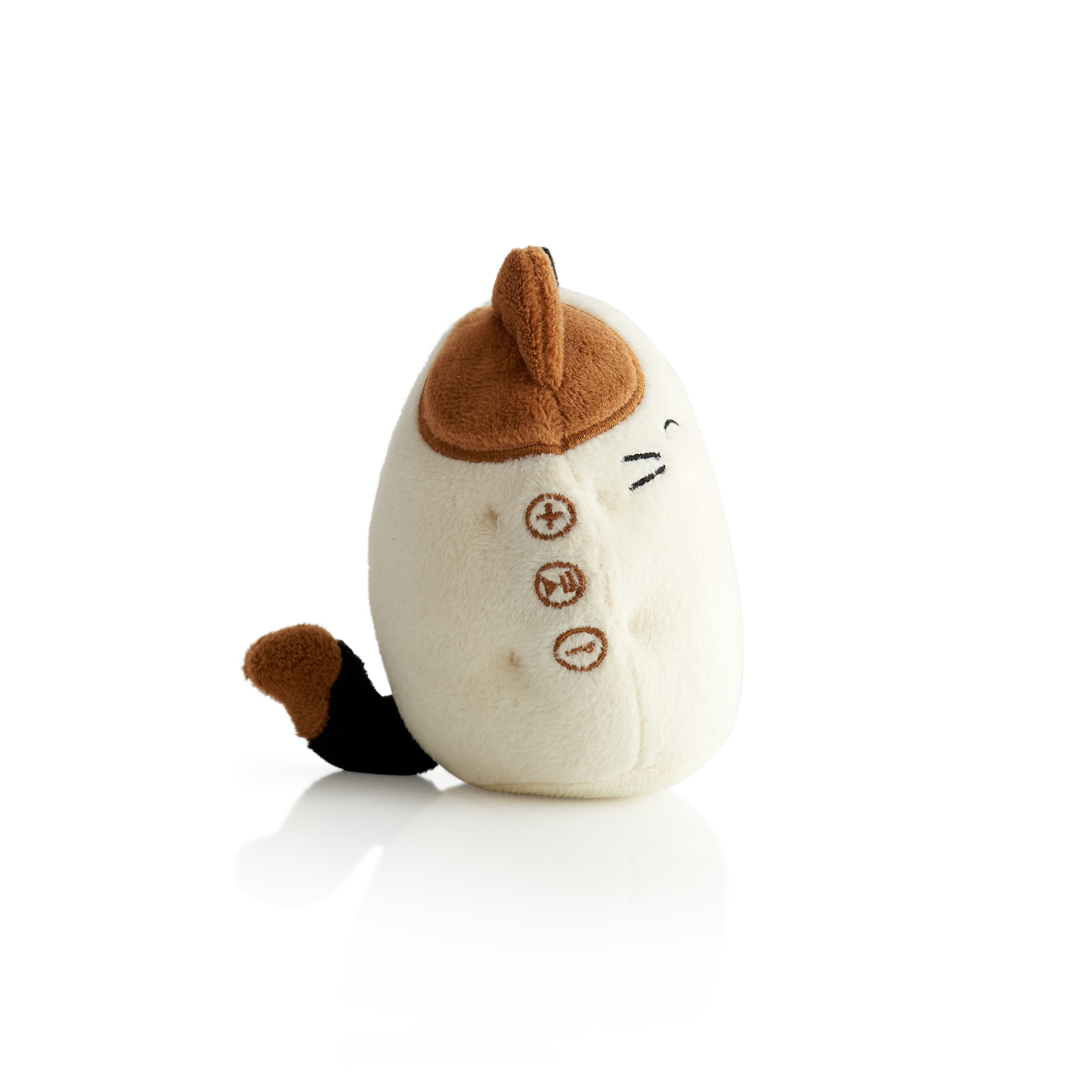 Een pluche kattenspeeltje. Het is wit met bruine oren en een bruine en zwarte staart. Het heeft knoppen.