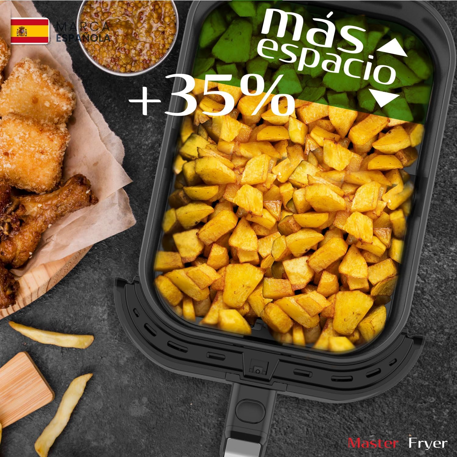 Una freidora de aire con vista superior de papas fritas y nuggets de pollo.