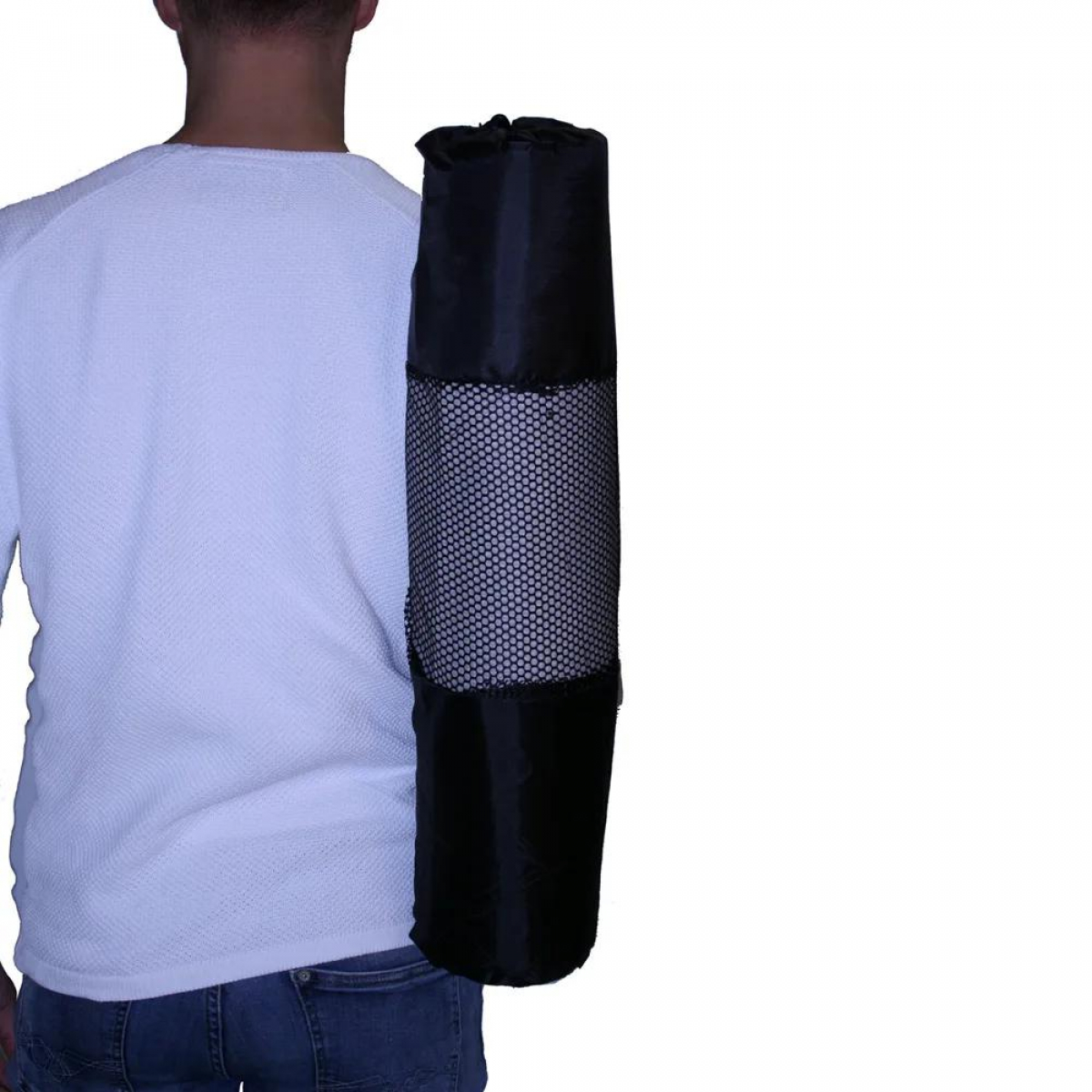 Le dos d'une personne avec un tapis de yoga noir enroulé et porté sur son épaule.
