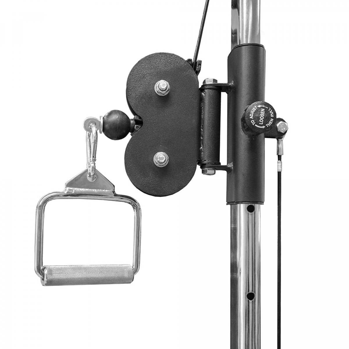 Een zwarte trainingsmachine. Een handvat is bevestigd aan een kabel- en katrolsysteem.