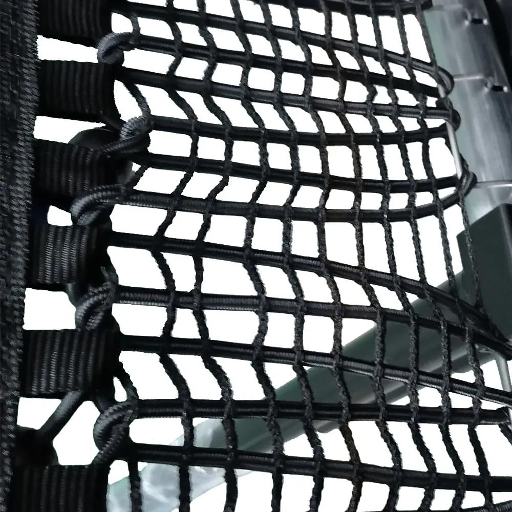 Gros plan d'un filet noir, avec un motif de grille, sur fond blanc.