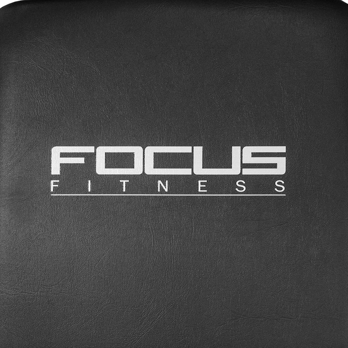 Zwarte fitnessapparatuur met de tekst: FOCUS FITNESS. De achtergrond is zwart.