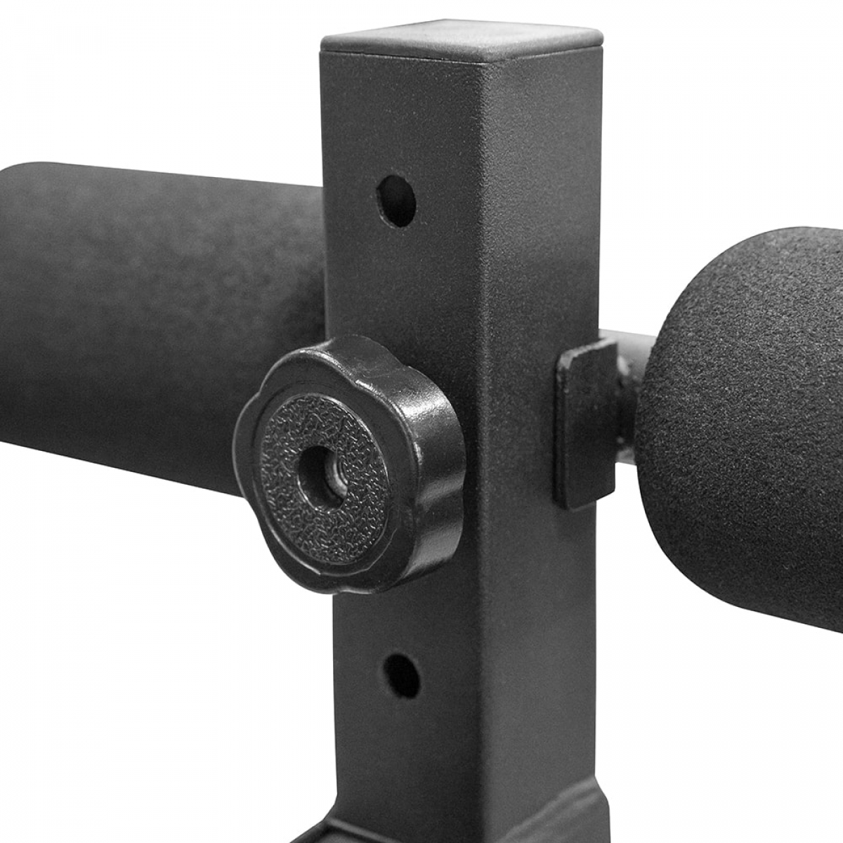 Zwart metalen halterbankdeel met zwarte knop en schuimrubberen steun. Close-up.