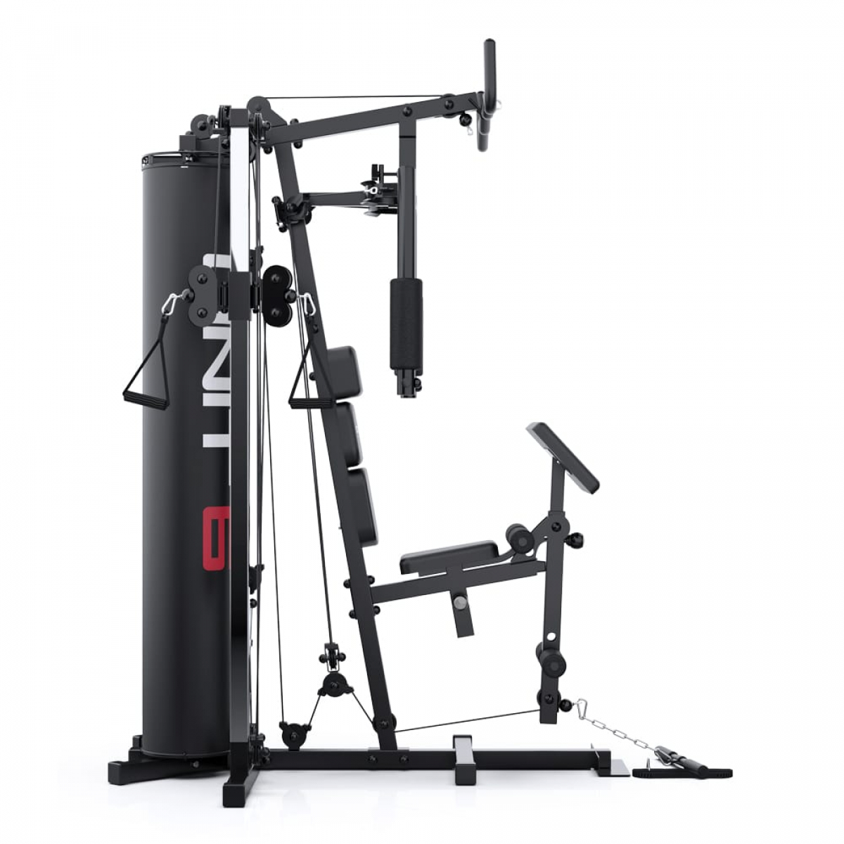 Zwarte home gym machine met gewichten en meerdere trainingsstations, geïsoleerd.